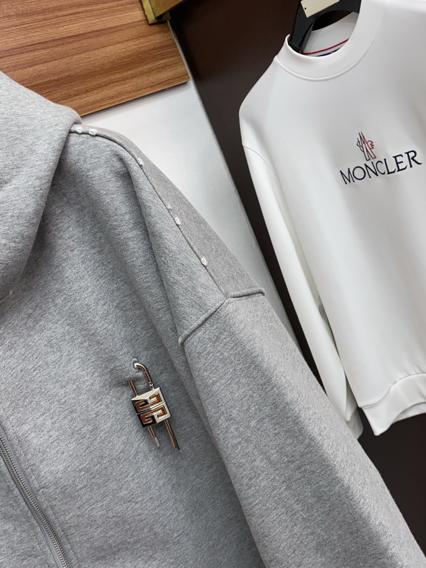 纪梵希 侧边拉链复合加绒面料烧花工艺卫衣颜色：黑色 浅灰尺码：S~XL(欧码偏大报身高体重下单)