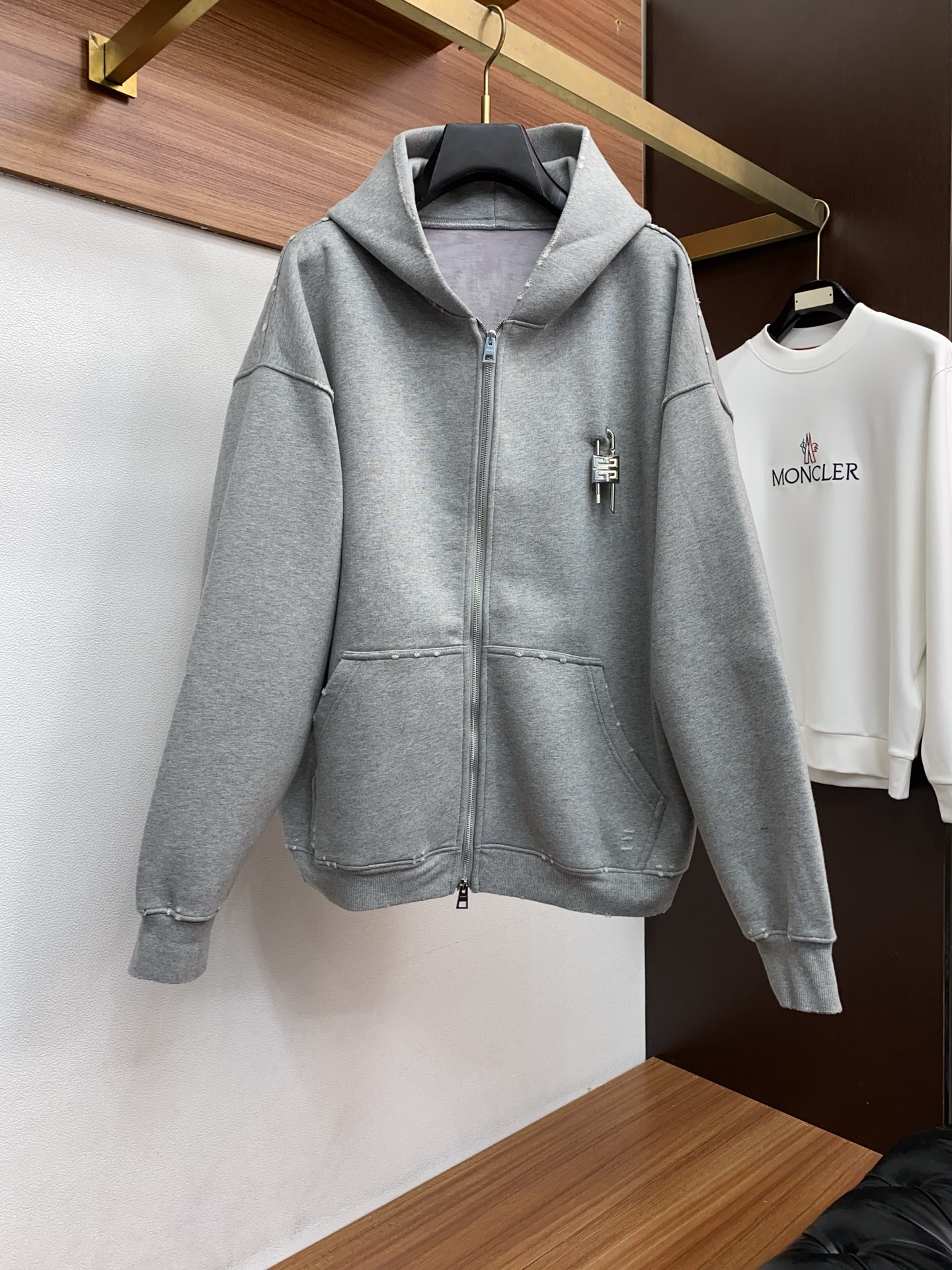 纪梵希 侧边拉链复合加绒面料烧花工艺卫衣颜色：黑色 浅灰尺码：S~XL(欧码偏大报身高体重下单)