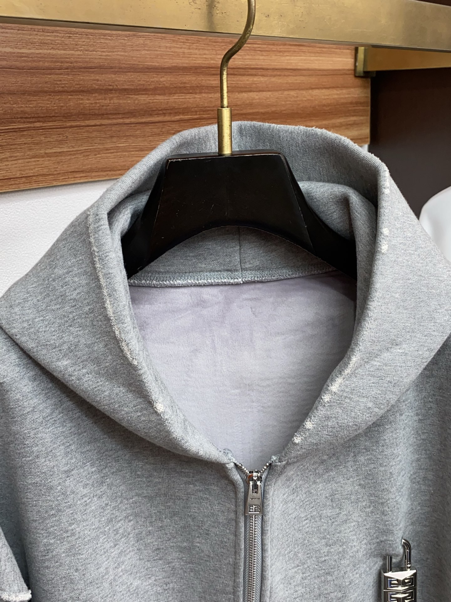 纪梵希 侧边拉链复合加绒面料烧花工艺卫衣颜色：黑色 浅灰尺码：S~XL(欧码偏大报身高体重下单)