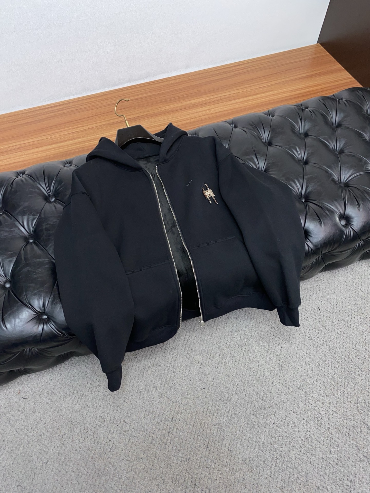 纪梵希 克罗心 侧边拉链复合加绒面料烧花工艺卫衣颜色：黑色 浅灰尺码：S~XL(欧码偏大报身高体重下单)