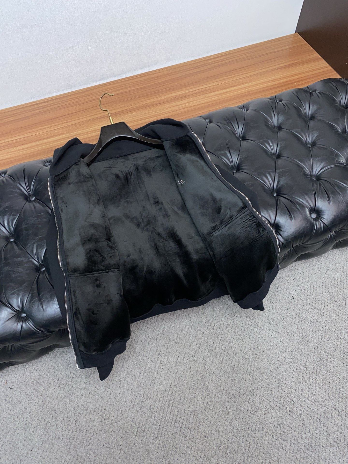 纪梵希 克罗心 侧边拉链复合加绒面料烧花工艺卫衣颜色：黑色 浅灰尺码：S~XL(欧码偏大报身高体重下单)