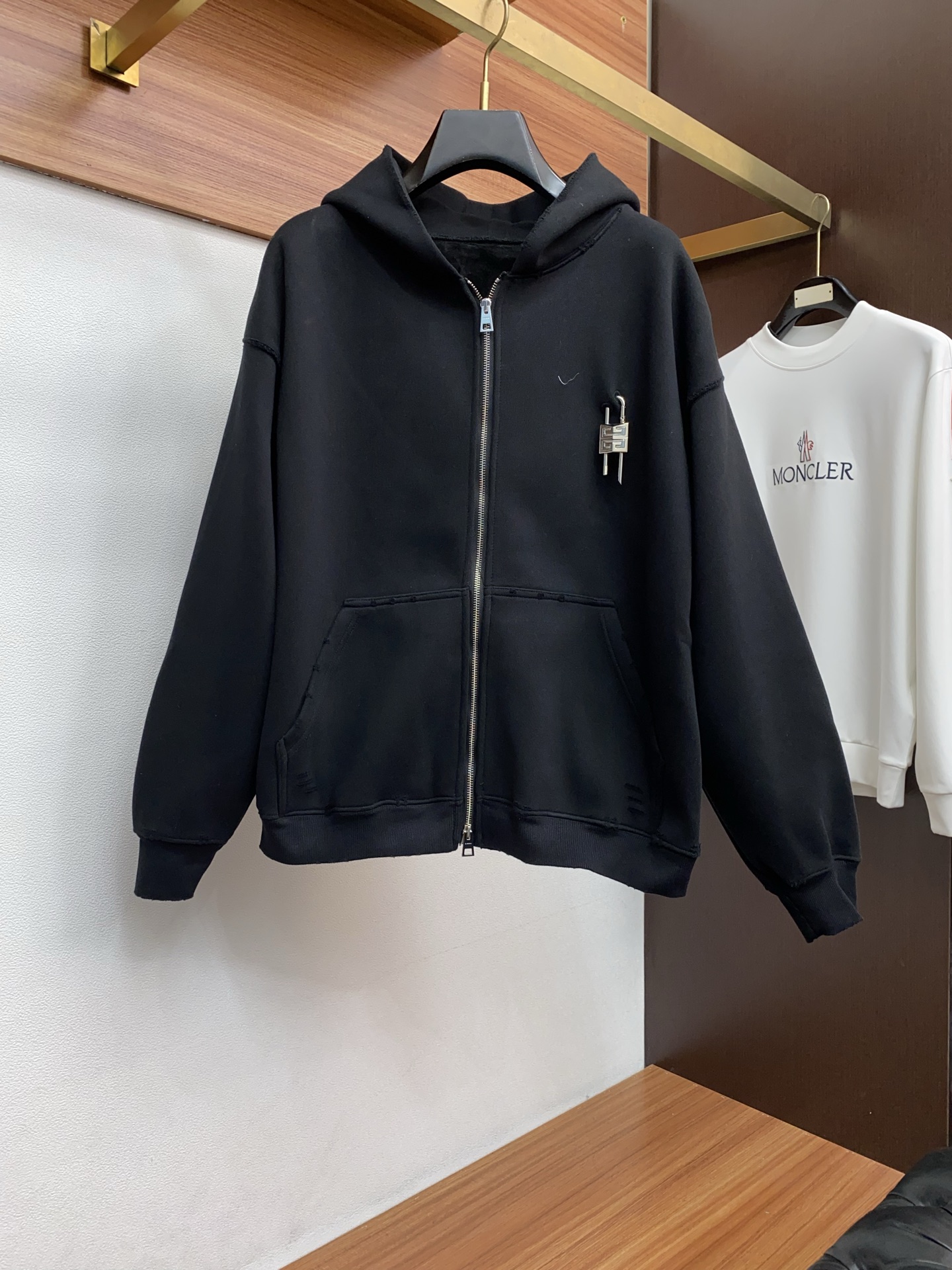 纪梵希 克罗心 侧边拉链复合加绒面料烧花工艺卫衣颜色：黑色 浅灰尺码：S~XL(欧码偏大报身高体重下单)