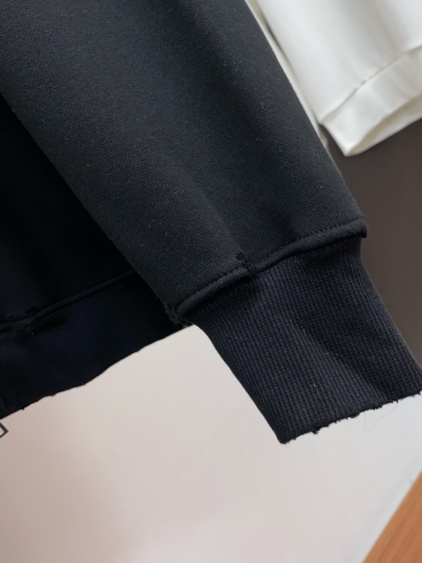 纪梵希 克罗心 侧边拉链复合加绒面料烧花工艺卫衣颜色：黑色 浅灰尺码：S~XL(欧码偏大报身高体重下单)