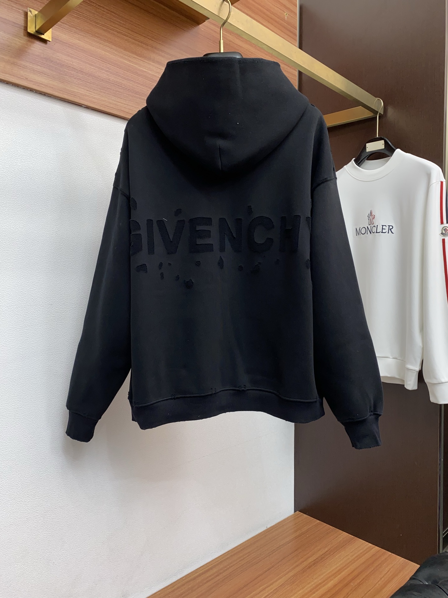 纪梵希 克罗心 侧边拉链复合加绒面料烧花工艺卫衣颜色：黑色 浅灰尺码：S~XL(欧码偏大报身高体重下单)