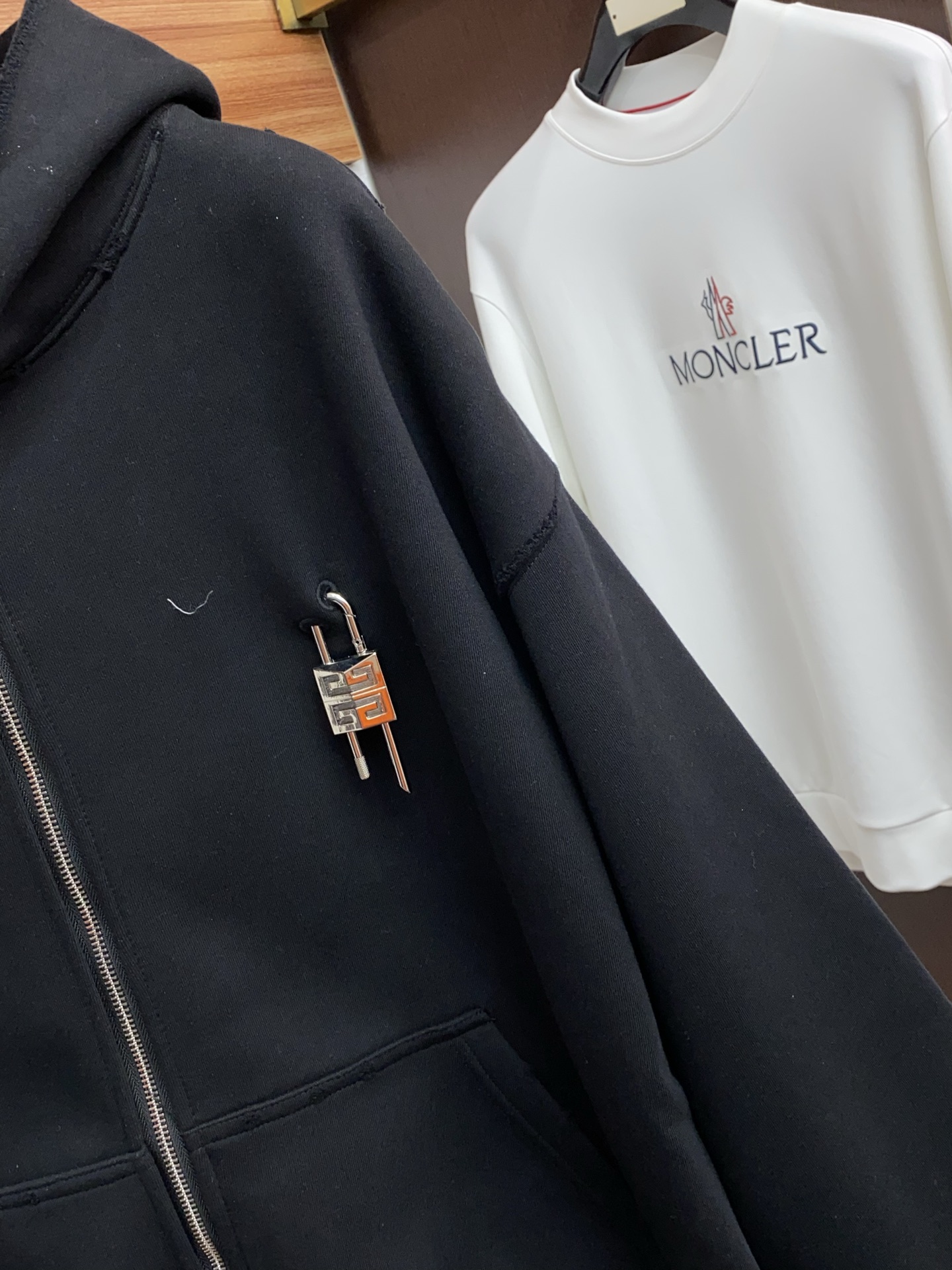 纪梵希 克罗心 侧边拉链复合加绒面料烧花工艺卫衣颜色：黑色 浅灰尺码：S~XL(欧码偏大报身高体重下单)