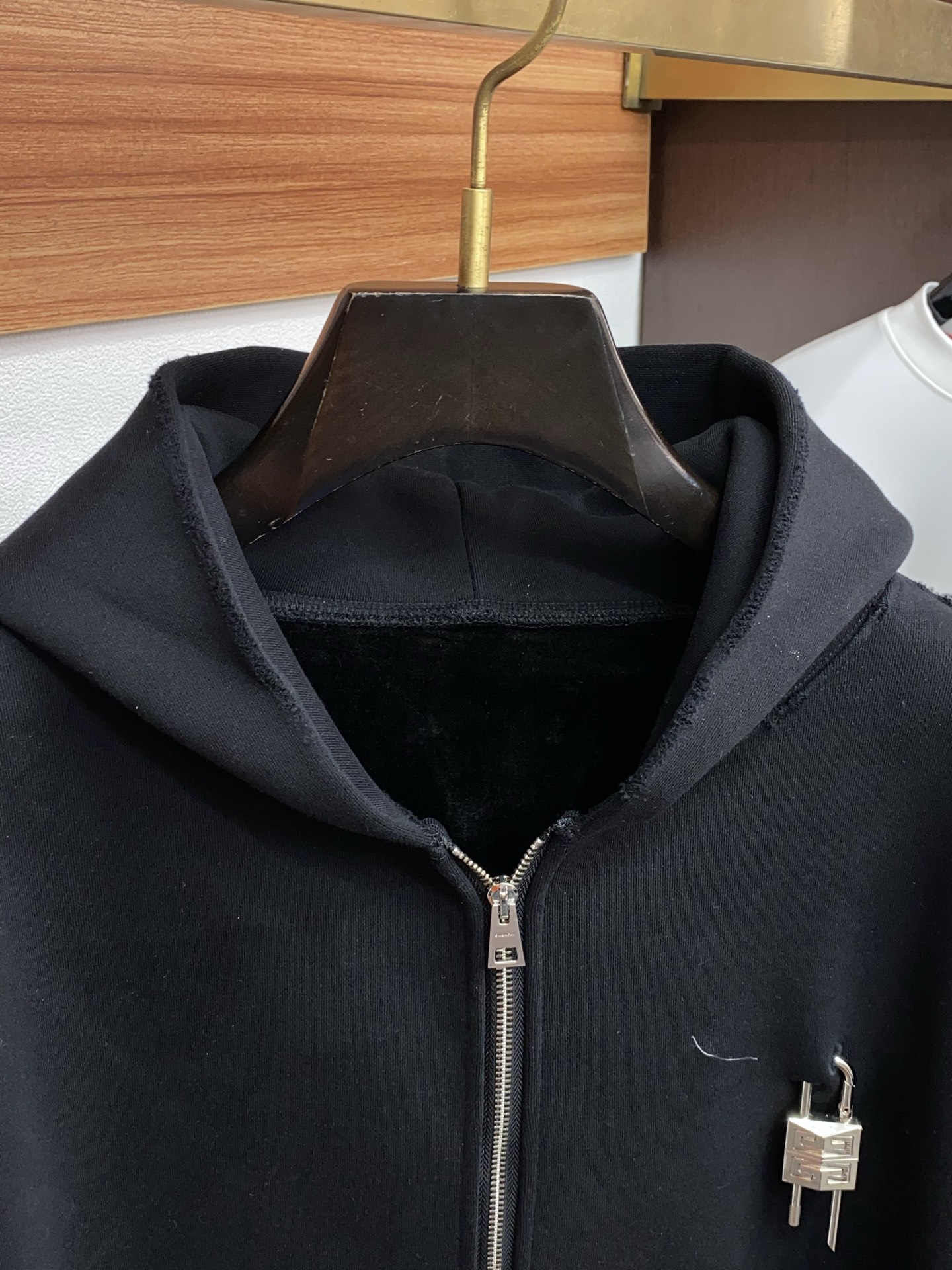 纪梵希 克罗心 侧边拉链复合加绒面料烧花工艺卫衣颜色：黑色 浅灰尺码：S~XL(欧码偏大报身高体重下单)