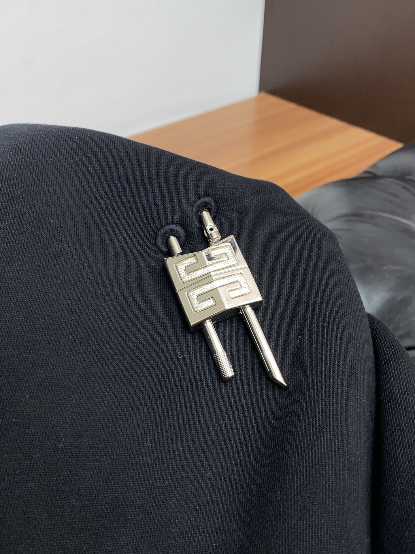 纪梵希 克罗心 侧边拉链复合加绒面料烧花工艺卫衣颜色：黑色 浅灰尺码：S~XL(欧码偏大报身高体重下单)