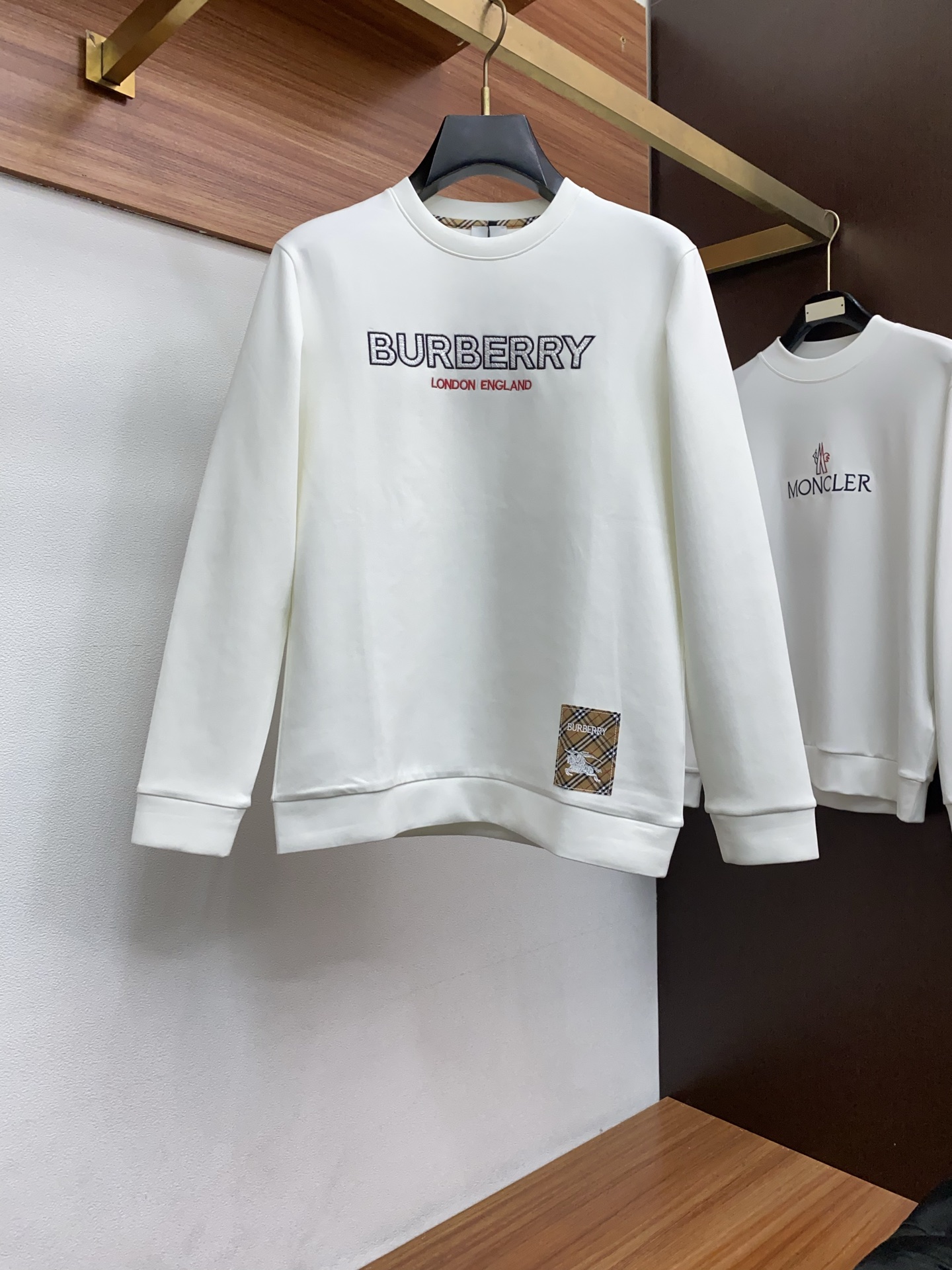 NO:650892,DG men's high-end simple round neck thickened air cotton long-sleeved sweatshirt, Hong Kong Matheson channel product, pure blood quality, new style in autumn and winter of 25 years, classic trump card series!  A high-end luxury and platinum-level classic basic T-shirt. The all-over design perfectly integrates Italian aesthetics and inherits the genes of the Jay family. It takes the minimalist route and is in line with modern urban aesthetics!  The classic brand logo is decorated on the chest, and the craftsmanship is exquisitely presented. It is a soul-like existence, which effectively flaunts the brand identity and guarantees the quality of the craftsmanship!  The imported top-grade anti-pilling fabrics are imported from the customer, and the finest cotton raw materials with excellent sunlight in the Nile River area are selected. After heavy custom weaving and dyeing in a century-old workshop, the fabric is transformed into incomparable comfort. It is treated with exclusive technology and has excellent skin-friendliness. In addition, it has a full cotton feel and excellent breathability!  The details and craftsmanship are extremely exquisite, the color matching is light and versatile, suitable for all kinds of daily wear, and the mixing and matching compatibility is extremely high. It can suit any occasion, business or leisure, and it is also very fashionable when going out on the street. The wardrobe is perfect for business and leisure, and has a high attendance rate. Everyone has one piece!  Size M-4xL,,hoodie,sweatshirts,tees,t-shirt,alexander wang19860909DG 男士高端简约圆领加厚空气棉长袖卫衣 ,香港洋行渠道货,纯正血统品质,25年秋冬 新款,经典王牌系列！ 高端奢华且白金级的一款经典基础款T恤,通体的设计完美融合意式美学,且传承了杰家族的基因,走极简主义的路线,符合现代都市审美！ 胸前饰有经典品牌标识 工艺精美呈现,属于灵魂式的存在,有力标榜了品牌身份,以及对工艺品质的保证！ 客供进口顶级抗起球面料,甄选尼罗河区域光照极好的上等棉花原料,经过百年工坊重磅定织定染而成,将面料蜕变成无敌舒适,采用独家工艺处理 亲肤性绝佳享受,此外棉感十足,透气性优越！ 细节工艺极为考究,配色轻熟百搭,符合日常各种穿搭,混搭兼容空间极高,驾驭任何场合,商务休闲皆可,出街潮搭亦非常时尚,衣橱商务休闲绝佳的高出勤率,人手一件！尺码 M-4xL,,hoodie,sweatshirts,tees，t-shirt,alexander wang,Men's clothing