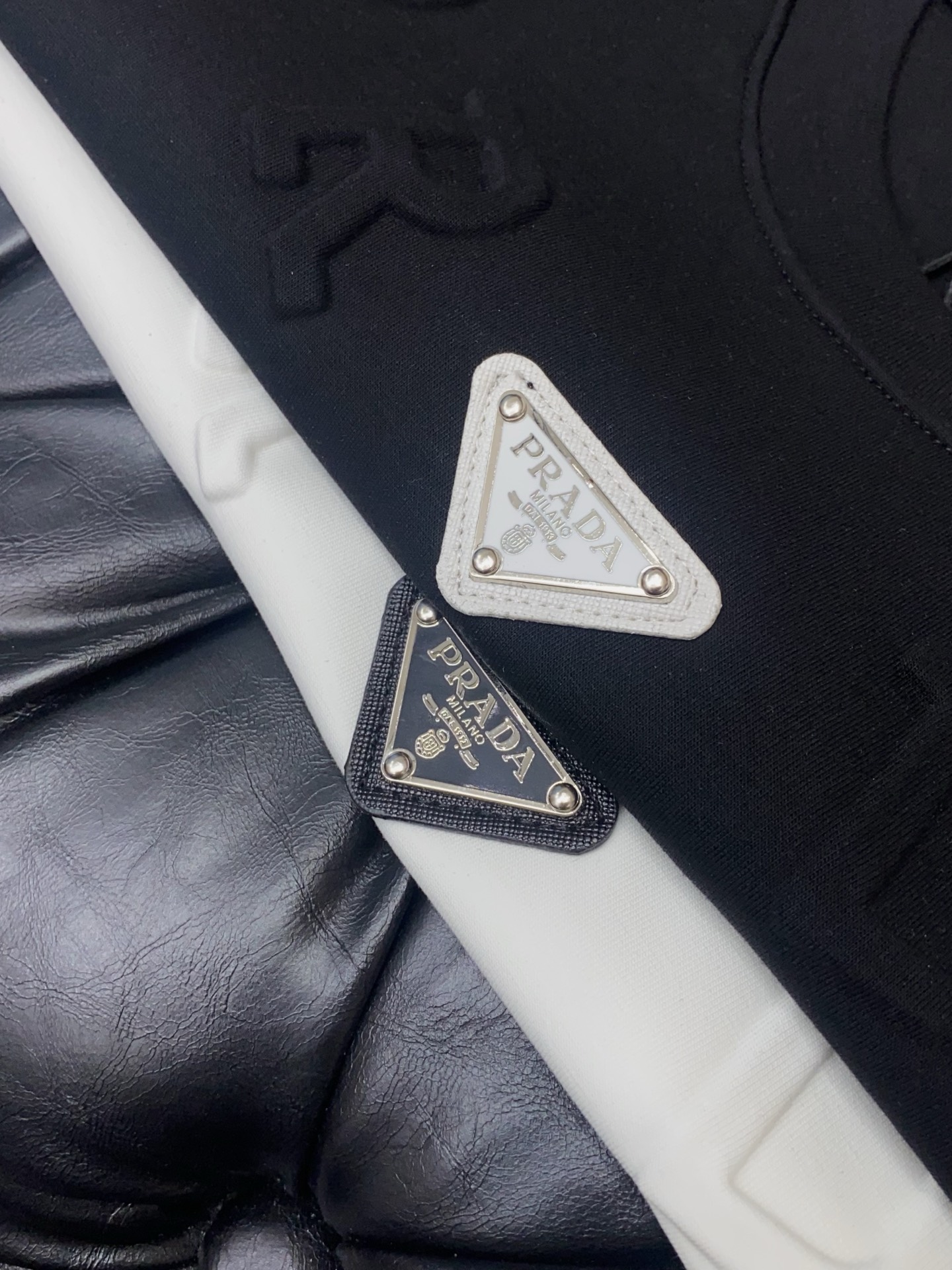 普拉达 男士高端简约圆领加厚空气棉长袖卫衣 ，香港洋行渠道货，纯正血统品质，25年秋冬 新款，经典王牌系