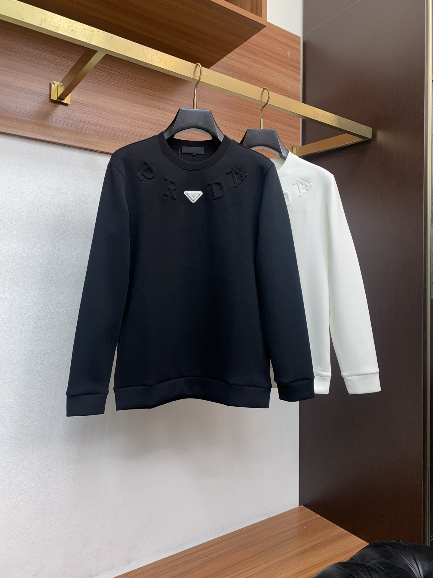 普拉达 男士高端简约圆领加厚空气棉长袖卫衣 ，香港洋行渠道货，纯正血统品质，25年秋冬 新款，经典王牌系