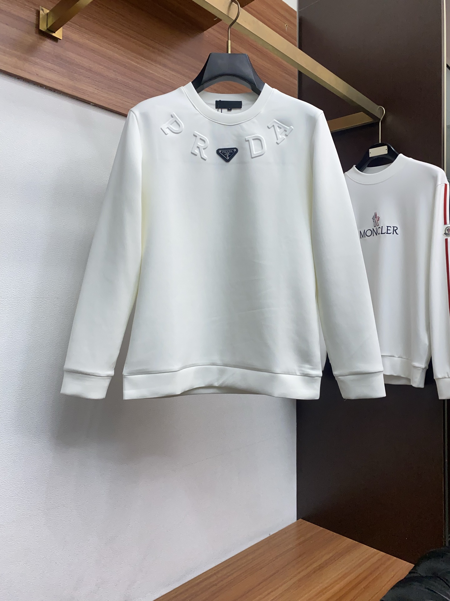 普拉达 男士高端简约圆领加厚空气棉长袖卫衣 ，香港洋行渠道货，纯正血统品质，25年秋冬 新款，经典王牌系