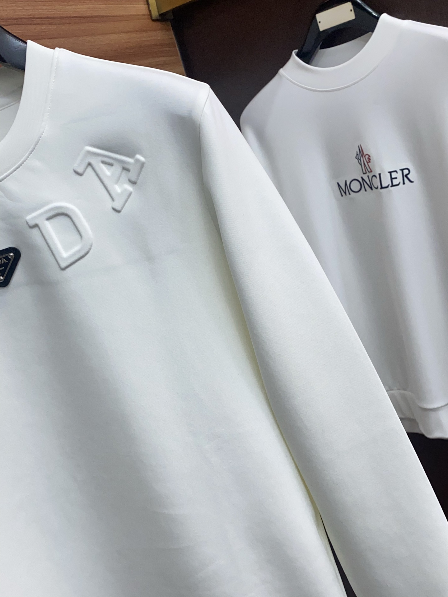 普拉达 男士高端简约圆领加厚空气棉长袖卫衣 ，香港洋行渠道货，纯正血统品质，25年秋冬 新款，经典王牌系