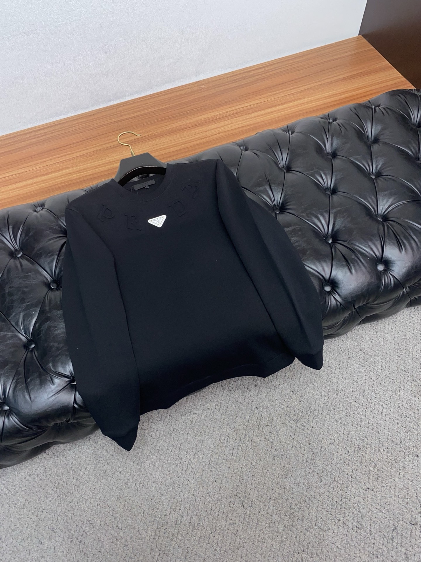 普拉达 男士高端简约圆领加厚空气棉长袖卫衣 ，香港洋行渠道货，纯正血统品质，25年秋冬 新款，经典王牌系