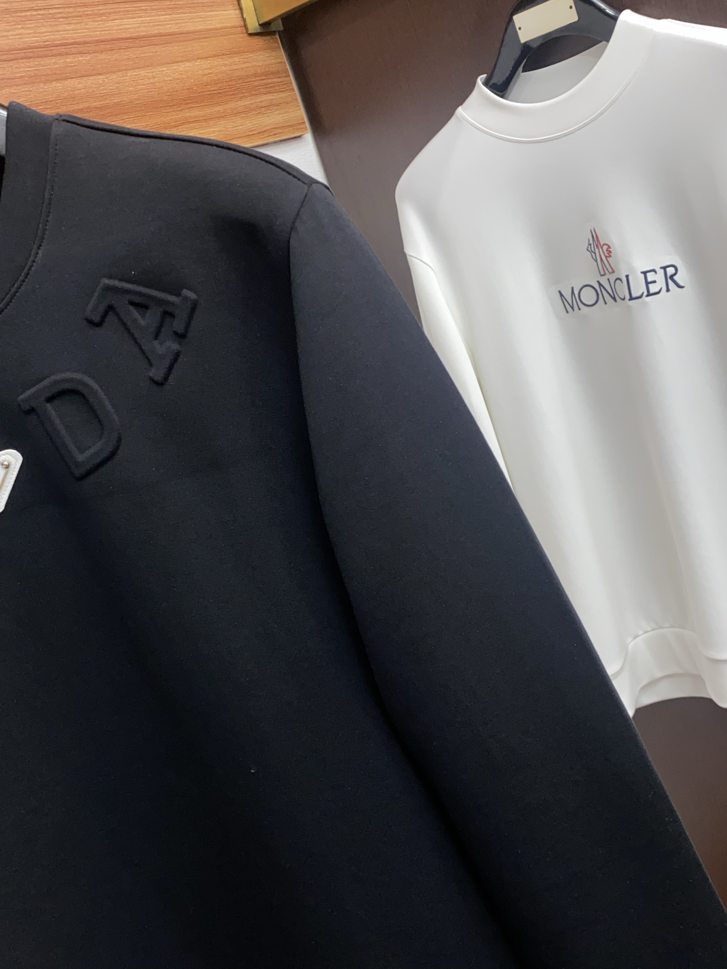 普拉达 男士高端简约圆领加厚空气棉长袖卫衣 ，香港洋行渠道货，纯正血统品质，25年秋冬 新款，经典王牌系