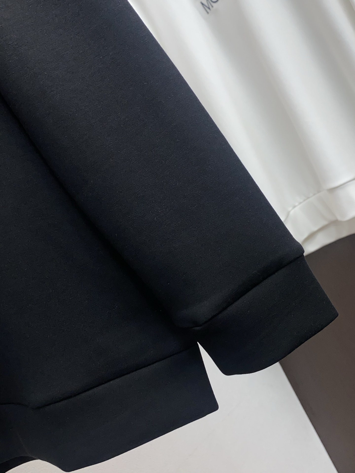 普拉达 男士高端简约圆领加厚空气棉长袖卫衣 ，香港洋行渠道货，纯正血统品质，25年秋冬 新款，经典王牌系