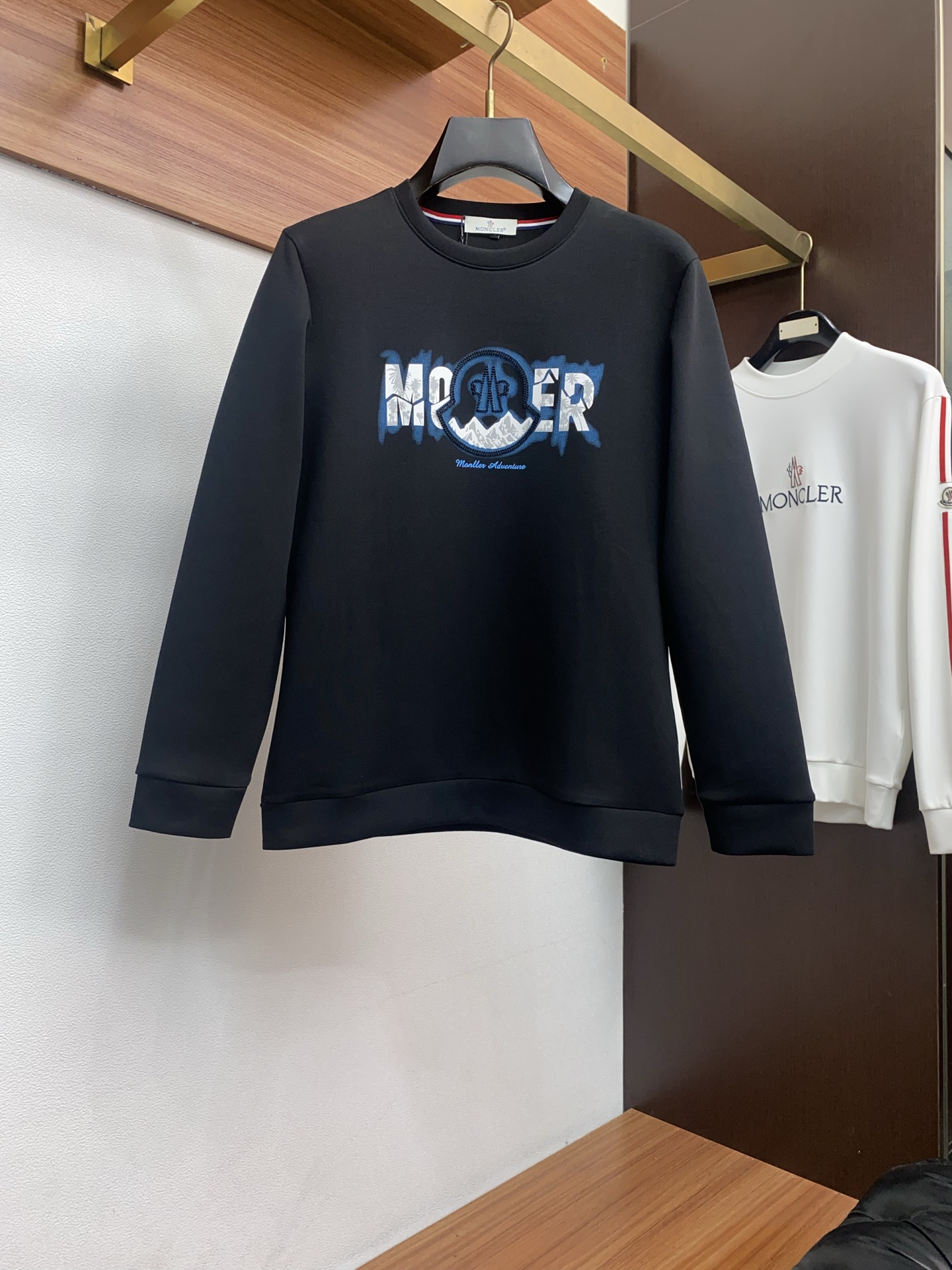 NO:650871,Men's high-end simple round neck thickened air cotton long-sleeved sweatshirt with mouth covering, Hong Kong Matheson channel product, pure blood quality, new style in autumn and winter of 25 years, classic trump card series!  A high-end luxury and platinum-level classic basic T-shirt. The all-over design perfectly integrates Italian aesthetics and inherits the genes of the Jay family. It takes the minimalist route and is in line with modern urban aesthetics!  The classic brand logo is decorated on the chest, and the craftsmanship is exquisitely presented. It is a soul-like existence, which effectively flaunts the brand identity and guarantees the quality of the craftsmanship!  The imported top-grade anti-pilling fabrics are imported from the customer, and the finest cotton raw materials with excellent sunlight in the Nile River area are selected. After heavy custom weaving and dyeing in a century-old workshop, the fabric is transformed into incomparable comfort. It is treated with exclusive technology and has excellent skin-friendliness. In addition, it has a full cotton feel and excellent breathability!  The details and craftsmanship are extremely exquisite, the color matching is light and versatile, suitable for all kinds of daily wear, and the mixing and matching compatibility is extremely high. It can suit any occasion, business or leisure, and it is also very fashionable when going out on the street. The wardrobe is perfect for business and leisure, and has a high attendance rate. Everyone has one piece!  Size M-4xL,,Moncler,hoodie,sweatshirts,tees,t-shirt,alexander wang19860909蒙口 男士高端简约圆领加厚空气棉长袖卫衣 ,香港洋行渠道货,纯正血统品质,25年秋冬 新款,经典王牌系列！ 高端奢华且白金级的一款经典基础款T恤,通体的设计完美融合意式美学,且传承了杰家族的基因,走极简主义的路线,符合现代都市审美！ 胸前饰有经典品牌标识 工艺精美呈现,属于灵魂式的存在,有力标榜了品牌身份,以及对工艺品质的保证！ 客供进口顶级抗起球面料,甄选尼罗河区域光照极好的上等棉花原料,经过百年工坊重磅定织定染而成,将面料蜕变成无敌舒适,采用独家工艺处理 亲肤性绝佳享受,此外棉感十足,透气性优越！ 细节工艺极为考究,配色轻熟百搭,符合日常各种穿搭,混搭兼容空间极高,驾驭任何场合,商务休闲皆可,出街潮搭亦非常时尚,衣橱商务休闲绝佳的高出勤率,人手一件！尺码 M-4xL,,Moncler,hoodie,sweatshirts,tees，t-shirt,alexander wang,Men's clothing