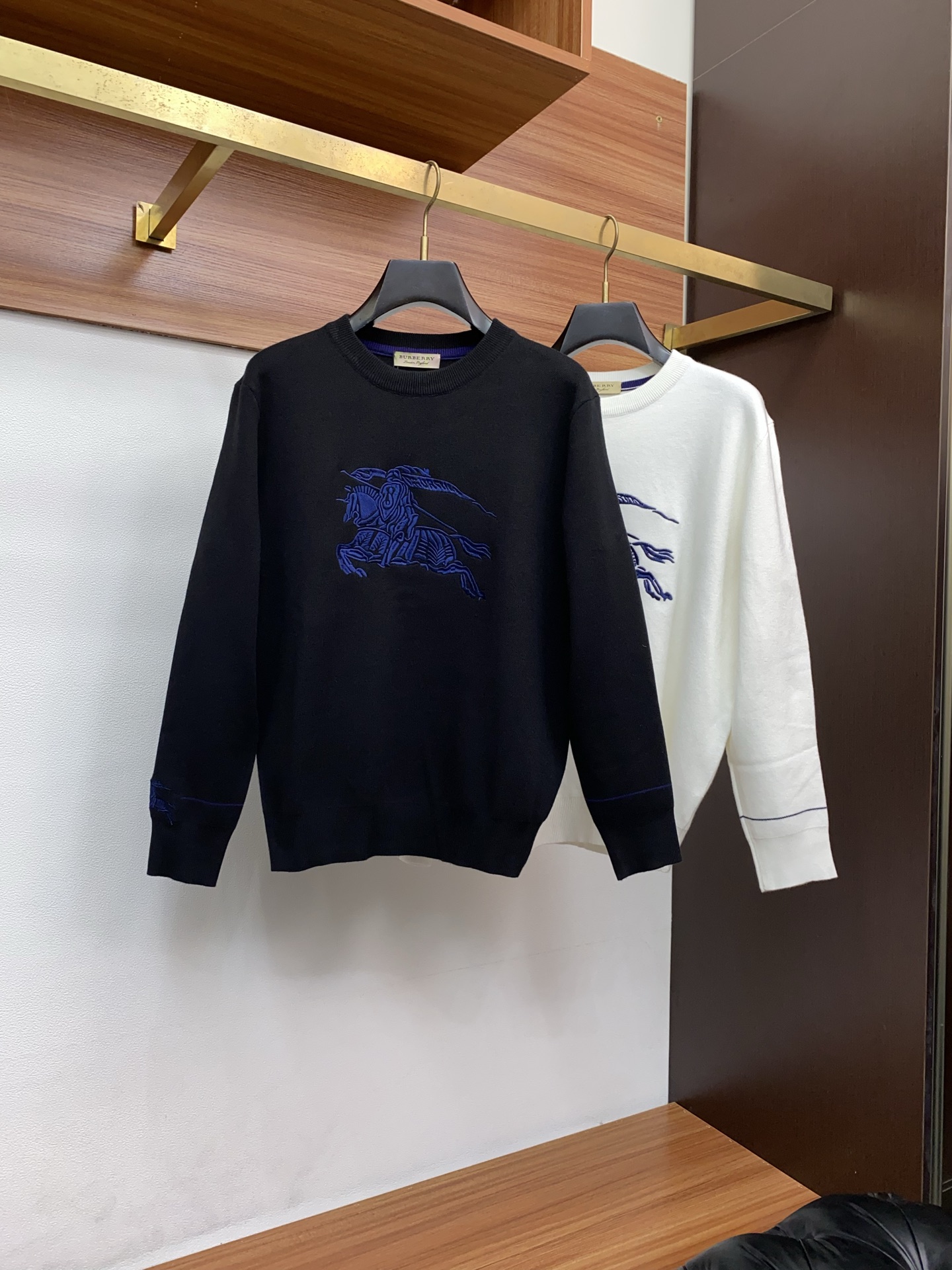 巴宝莉 2025官网秋冬季最新款圆领毛衣，专柜同步在售爆款！特供羊毛混纺面料.手感舒适.可直接接触皮肤，