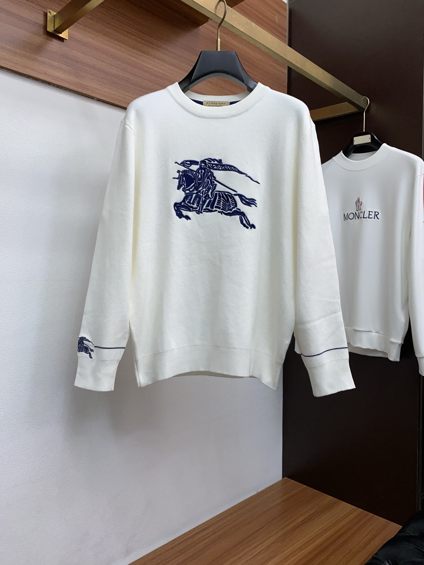 巴宝莉 2025官网秋冬季最新款圆领毛衣，专柜同步在售爆款！特供羊毛混纺面料.手感舒适.可直接接触皮肤，