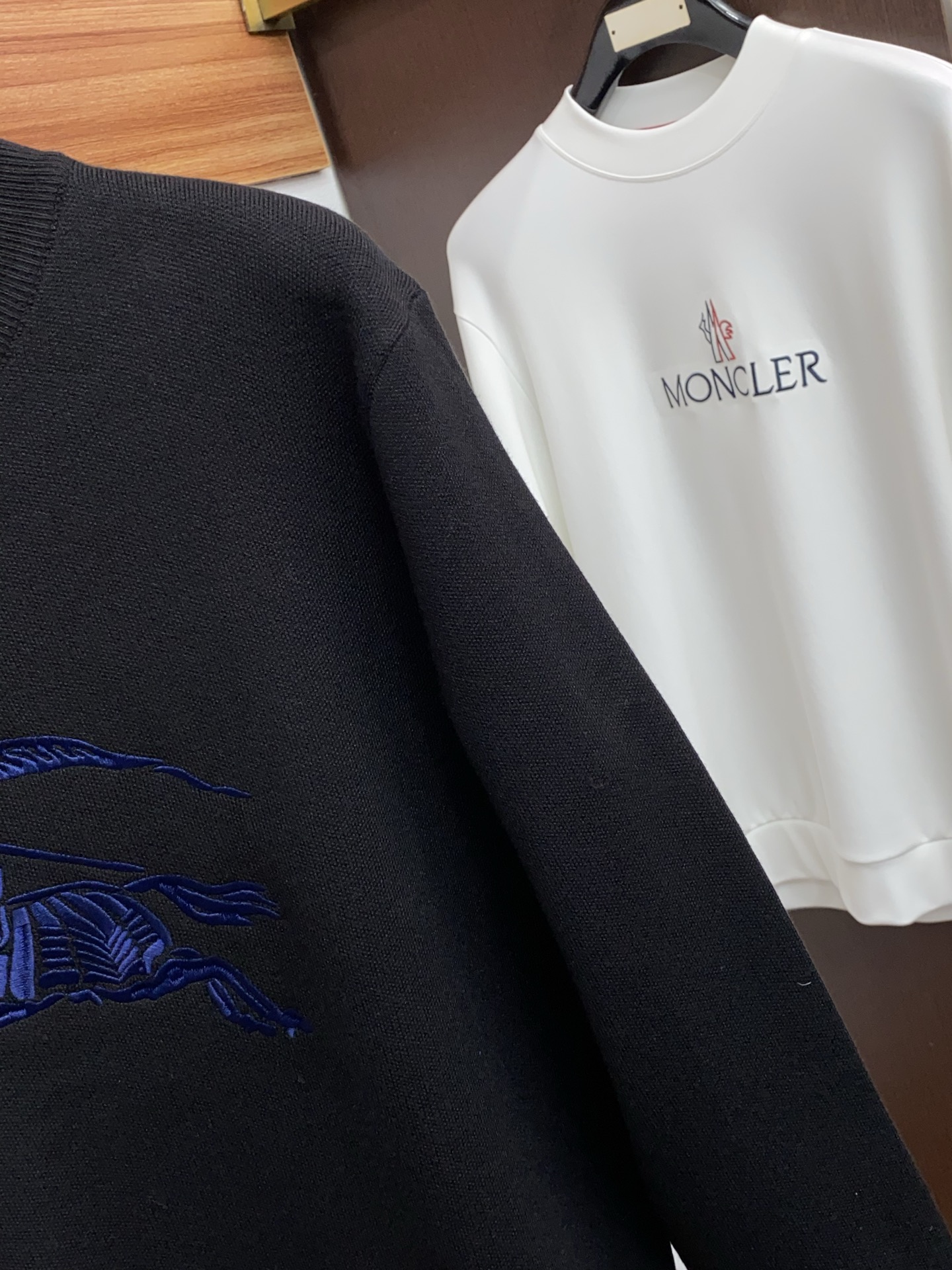 巴宝莉 2025官网秋冬季最新款圆领毛衣，专柜同步在售爆款！特供羊毛混纺面料.手感舒适.可直接接触皮肤，