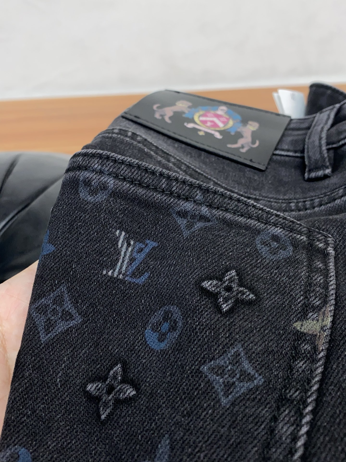 1v路易威登 25新款 市场独家订制进口丹宁牛仔裤稀缺面料 超级舒服 工艺复杂四季款牛仔裤 针织牛从做旧