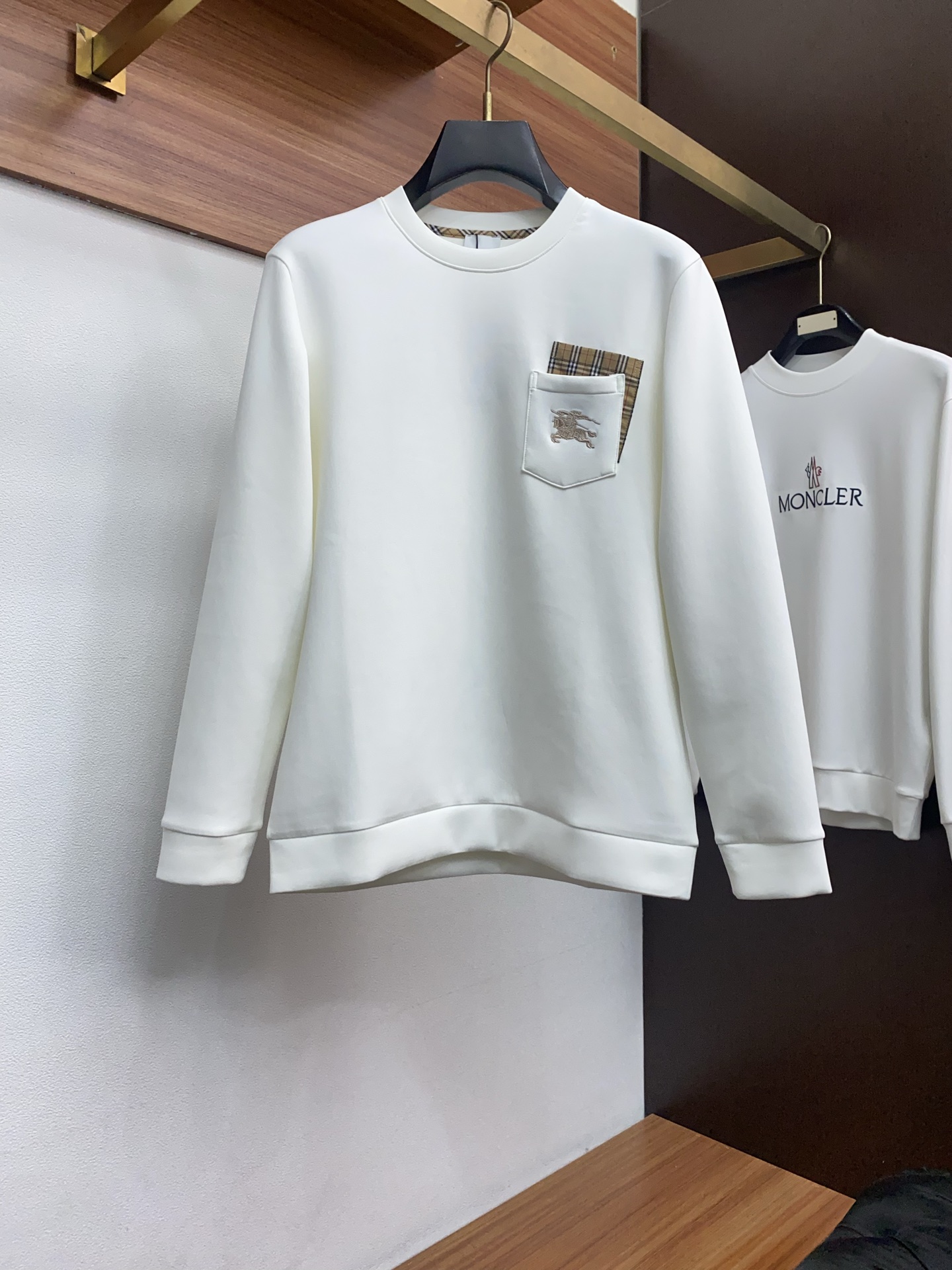 NO:650880,Burberry men's high-end simple round neck thickened air cotton long-sleeved sweatshirt, Hong Kong foreign company channel product, pure blood quality, 25 years of autumn and winter new style, classic ace series!  A high-end luxury and platinum-level classic basic T-shirt. The all-over design perfectly integrates Italian aesthetics and inherits the genes of the Jay family. It takes the minimalist route and is in line with modern urban aesthetics!  The classic brand logo is decorated on the chest, and the craftsmanship is exquisitely presented. It is a soul-like existence, which effectively flaunts the brand identity and guarantees the quality of the craftsmanship!  The imported top-grade anti-pilling fabrics are imported from the customer, and the finest cotton raw materials with excellent sunlight in the Nile River area are selected. After heavy custom weaving and dyeing in a century-old workshop, the fabric is transformed into incomparable comfort. It is treated with exclusive technology and has excellent skin-friendliness. In addition, it has a full cotton feel and excellent breathability!  The details and craftsmanship are extremely exquisite, the color matching is light and versatile, suitable for all kinds of daily wear, and the mixing and matching compatibility is extremely high. It can suit any occasion, business or leisure, and it is also very fashionable when going out on the street. The wardrobe is perfect for business and leisure, and has a high attendance rate. Everyone has one piece!  Size M-4xL,,burberry,hoodie,sweatshirts,tees,t-shirt,alexander wang19860909巴宝莉 男士高端简约圆领加厚空气棉长袖卫衣 ,香港洋行渠道货,纯正血统品质,25年秋冬 新款,经典王牌系列！ 高端奢华且白金级的一款经典基础款T恤,通体的设计完美融合意式美学,且传承了杰家族的基因,走极简主义的路线,符合现代都市审美！ 胸前饰有经典品牌标识 工艺精美呈现,属于灵魂式的存在,有力标榜了品牌身份,以及对工艺品质的保证！ 客供进口顶级抗起球面料,甄选尼罗河区域光照极好的上等棉花原料,经过百年工坊重磅定织定染而成,将面料蜕变成无敌舒适,采用独家工艺处理 亲肤性绝佳享受,此外棉感十足,透气性优越！ 细节工艺极为考究,配色轻熟百搭,符合日常各种穿搭,混搭兼容空间极高,驾驭任何场合,商务休闲皆可,出街潮搭亦非常时尚,衣橱商务休闲绝佳的高出勤率,人手一件！尺码 M-4xL,,burberry,hoodie,sweatshirts,tees，t-shirt,alexander wang,Men's clothing