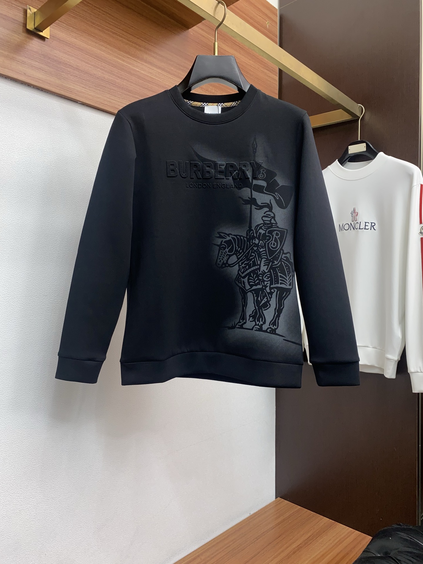 NO:650862,Burberry men's high-end simple round neck thickened air cotton long-sleeved sweatshirt, Hong Kong foreign company channel product, pure blood quality, 25 autumn and winter new style, classic ace series!  A high-end luxury and platinum-level classic basic T-shirt. The all-over design perfectly integrates Italian aesthetics and inherits the genes of the Jay family. It takes the minimalist route and is in line with modern urban aesthetics!  The classic brand logo is decorated on the chest, and the craftsmanship is exquisitely presented. It is a soul-like existence, which effectively flaunts the brand identity and guarantees the quality of the craftsmanship!  The imported top-grade anti-pilling fabrics are imported from the customer, and the finest cotton raw materials with excellent sunlight in the Nile River area are selected. After heavy custom weaving and dyeing in a century-old workshop, the fabric is transformed into incomparable comfort. It is treated with exclusive technology and has excellent skin-friendliness. In addition, it has a full cotton feel and excellent breathability!  The details and craftsmanship are extremely exquisite, the color matching is light and versatile, suitable for all kinds of daily wear, and the mixing and matching compatibility is extremely high. It can suit any occasion, business or leisure, and it is also very fashionable when going out on the street. The wardrobe is perfect for business and leisure, and has a high attendance rate. Everyone has one piece!  Size M-4xL,,burberry,hoodie,sweatshirts,tees,t-shirt,alexander wang19860909巴宝莉 男士高端简约圆领加厚空气棉长袖卫衣 ,香港洋行渠道货,纯正血统品质,25年秋冬 新款,经典王牌系列！ 高端奢华且白金级的一款经典基础款T恤,通体的设计完美融合意式美学,且传承了杰家族的基因,走极简主义的路线,符合现代都市审美！ 胸前饰有经典品牌标识 工艺精美呈现,属于灵魂式的存在,有力标榜了品牌身份,以及对工艺品质的保证！ 客供进口顶级抗起球面料,甄选尼罗河区域光照极好的上等棉花原料,经过百年工坊重磅定织定染而成,将面料蜕变成无敌舒适,采用独家工艺处理 亲肤性绝佳享受,此外棉感十足,透气性优越！ 细节工艺极为考究,配色轻熟百搭,符合日常各种穿搭,混搭兼容空间极高,驾驭任何场合,商务休闲皆可,出街潮搭亦非常时尚,衣橱商务休闲绝佳的高出勤率,人手一件！尺码 M-4xL,,burberry,hoodie,sweatshirts,tees，t-shirt,alexander wang,Men's clothing