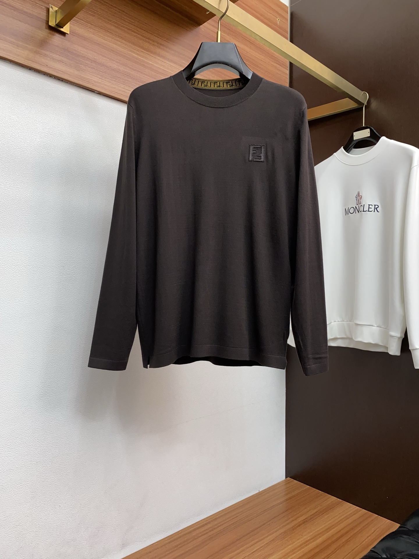 NO:728004,Support the latest round-neck sweaters from Fendi’s official website for autumn and winter 2025, and the hottest models are on sale at the same time at the counters!  Specially made of Tencel wool blended fabric. It feels comfortable and can be directly in contact with the skin. The logo badge is exquisitely embroidered, which is extremely eye-catching!  The details highlight the fashionable charm of big brands. Exquisite workmanship. Three-dimensional cutting style. The wearing effect is invincible and handsome!  All three standards are complete!  Size M-4xL,,fendi,sweaters,19860909支持年后 芬迪 2025官网秋冬季最新款圆领毛衣,专柜同步在售爆款！特供天丝羊毛混纺面料.手感舒适.可直接接触皮肤,logo徽章精致刺绣标志,极为抢眼！细节凸显大牌时尚魅力.精致做工.立体裁剪风格.穿着效果无敌帅气！三标齐全！码数M-4xL,,fendi,sweaters,,Men's clothing