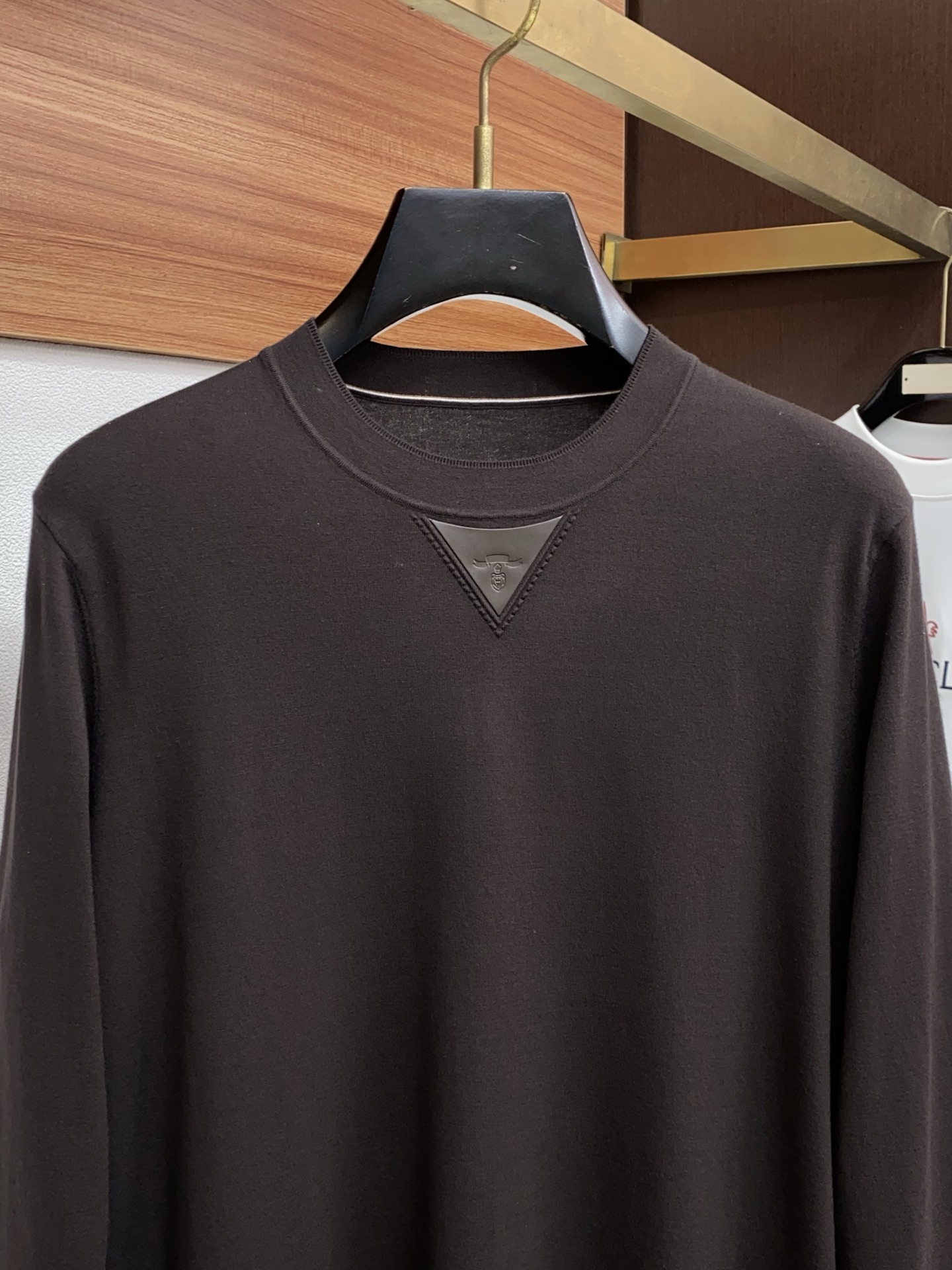 P195 普拉达 2025官网秋冬季最新款圆领毛衣，专柜同步在售爆款！特供天丝羊毛混纺面料.手感舒适.可直接接触皮肤，logo徽章精致刺绣标志，极为抢眼！细节凸显大牌时尚魅力.精致做工.立体裁剪风格.穿着效果无敌帅气！三标齐全！码数：M-4xL