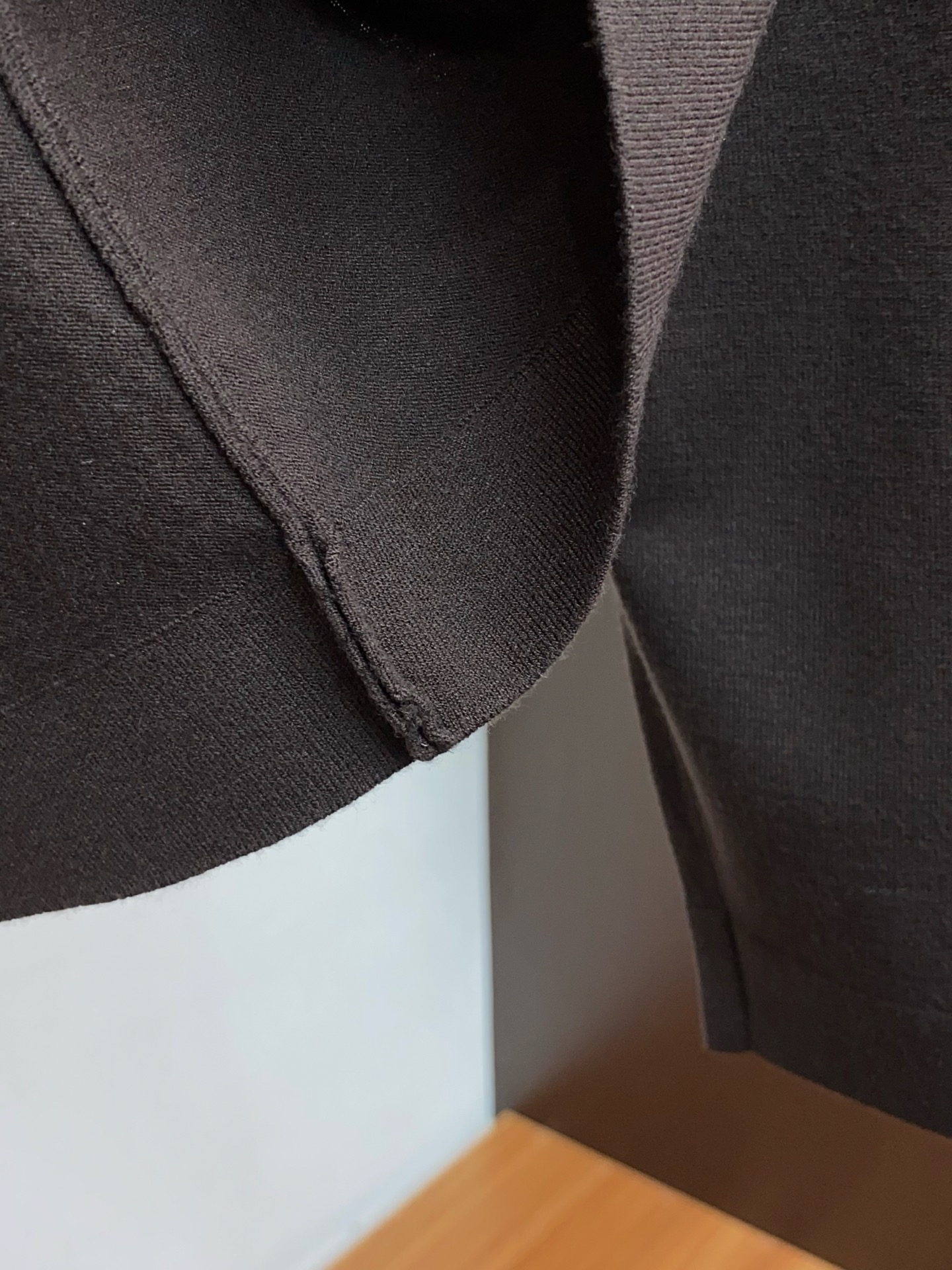 P195 普拉达 2025官网秋冬季最新款圆领毛衣，专柜同步在售爆款！特供天丝羊毛混纺面料.手感舒适.可直接接触皮肤，logo徽章精致刺绣标志，极为抢眼！细节凸显大牌时尚魅力.精致做工.立体裁剪风格.穿着效果无敌帅气！三标齐全！码数：M-4xL