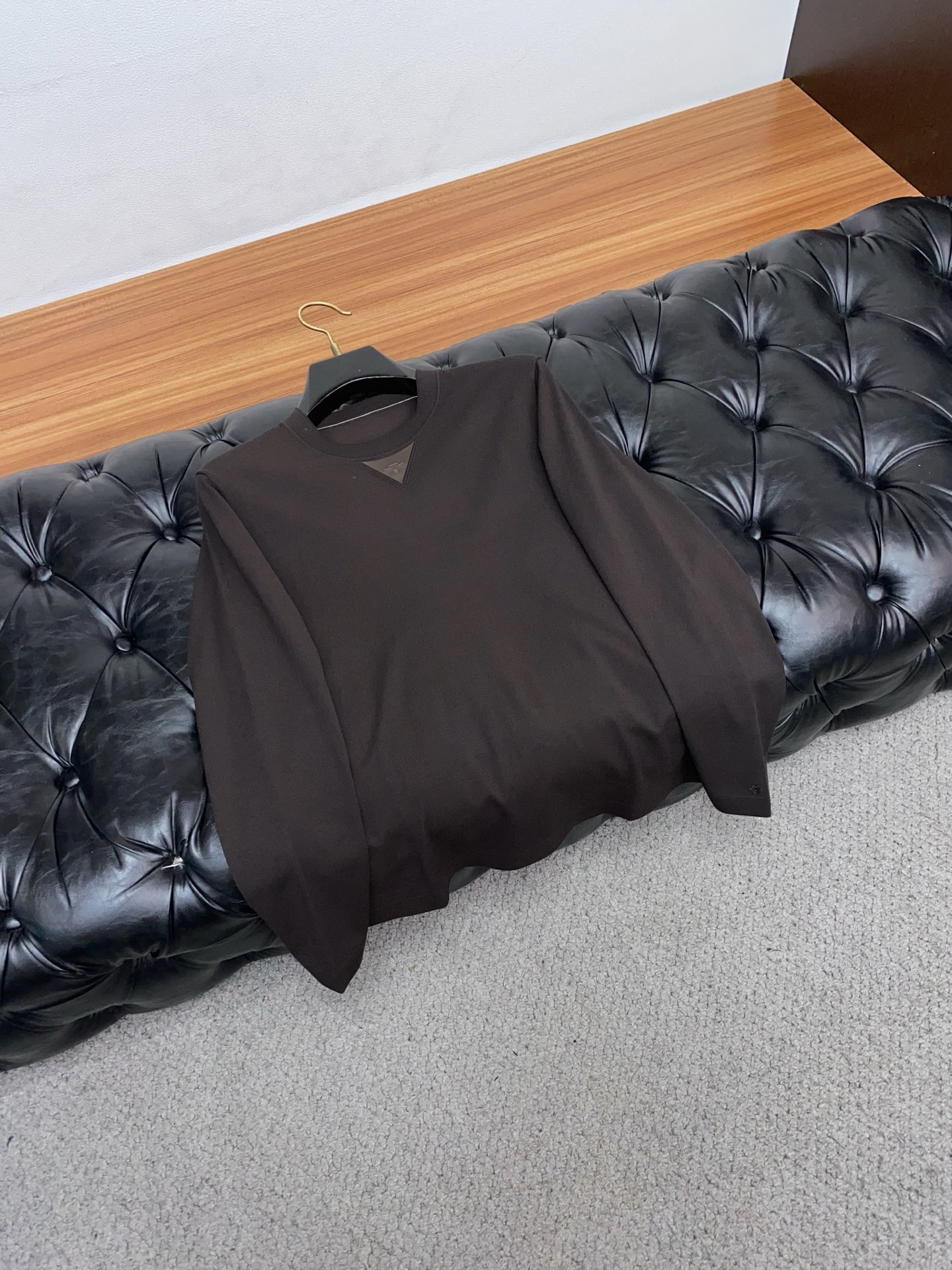 P195 普拉达 2025官网秋冬季最新款圆领毛衣，专柜同步在售爆款！特供天丝羊毛混纺面料.手感舒适.可直接接触皮肤，logo徽章精致刺绣标志，极为抢眼！细节凸显大牌时尚魅力.精致做工.立体裁剪风格.穿着效果无敌帅气！三标齐全！码数：M-4xL