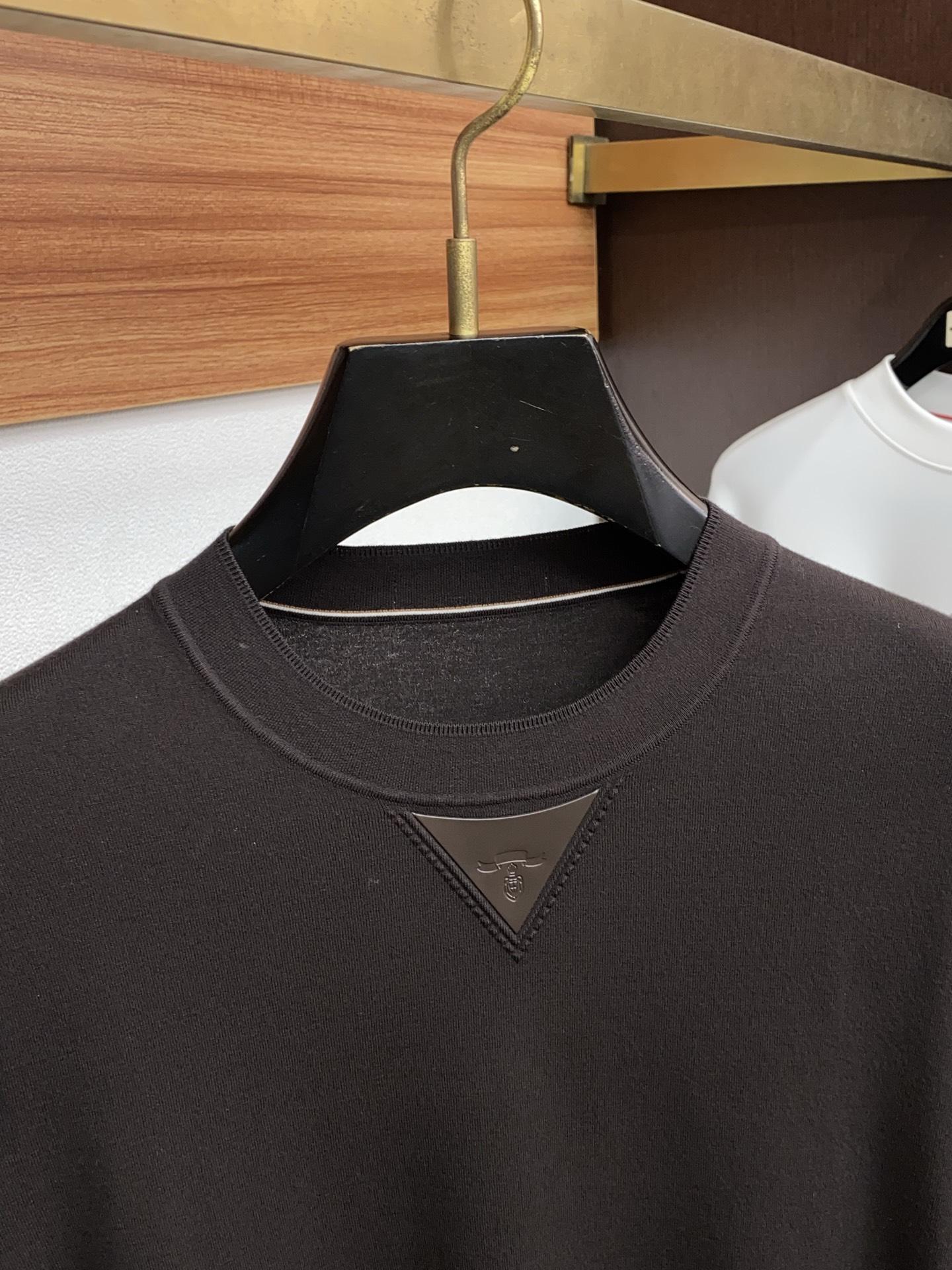 P195 普拉达 2025官网秋冬季最新款圆领毛衣，专柜同步在售爆款！特供天丝羊毛混纺面料.手感舒适.可直接接触皮肤，logo徽章精致刺绣标志，极为抢眼！细节凸显大牌时尚魅力.精致做工.立体裁剪风格.穿着效果无敌帅气！三标齐全！码数：M-4xL