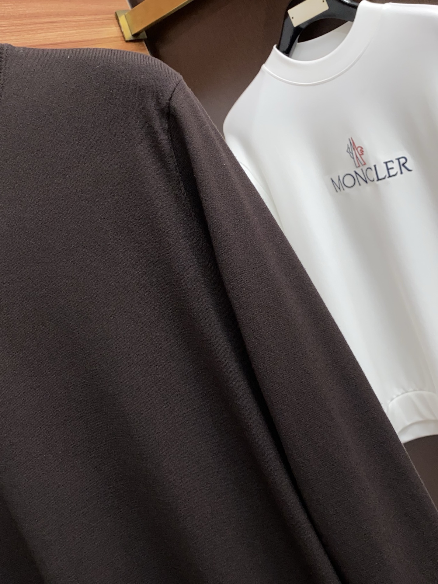 P195 普拉达 2025官网秋冬季最新款圆领毛衣，专柜同步在售爆款！特供天丝羊毛混纺面料.手感舒适.可直接接触皮肤，logo徽章精致刺绣标志，极为抢眼！细节凸显大牌时尚魅力.精致做工.立体裁剪风格.穿着效果无敌帅气！三标齐全！码数：M-4xL