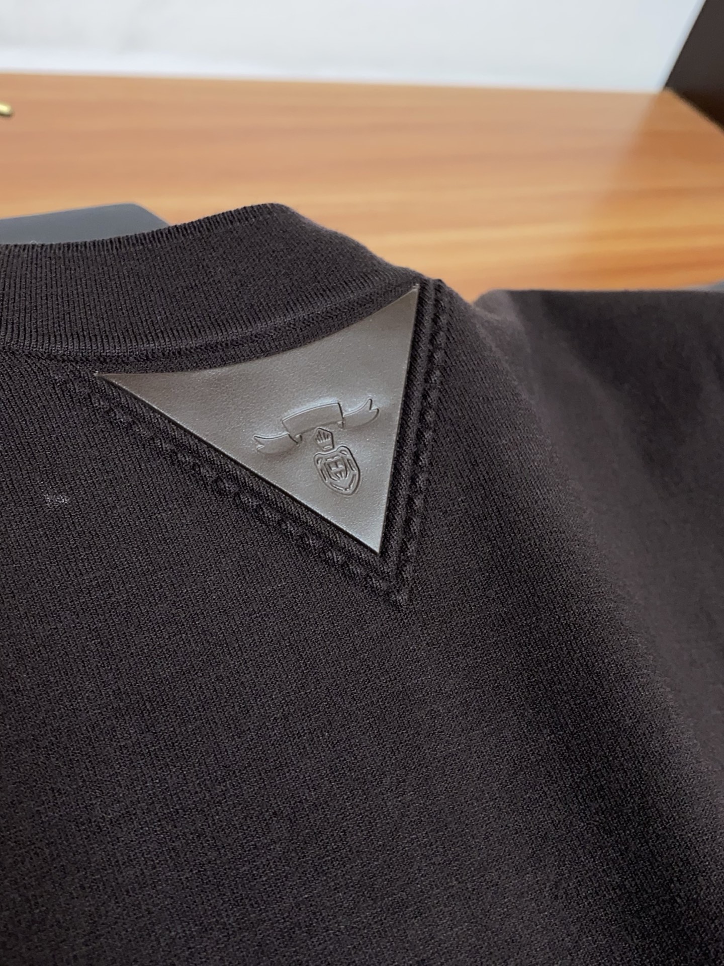 P195 普拉达 2025官网秋冬季最新款圆领毛衣，专柜同步在售爆款！特供天丝羊毛混纺面料.手感舒适.可直接接触皮肤，logo徽章精致刺绣标志，极为抢眼！细节凸显大牌时尚魅力.精致做工.立体裁剪风格.穿着效果无敌帅气！三标齐全！码数：M-4xL