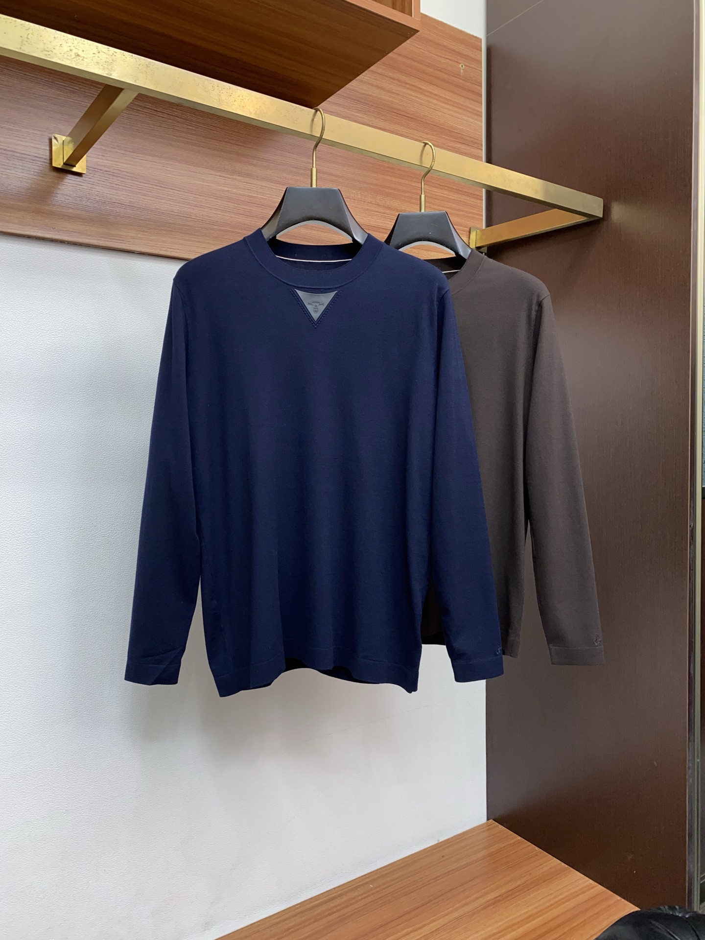 P195 普拉达 2025官网秋冬季最新款圆领毛衣，专柜同步在售爆款！特供天丝羊毛混纺面料.手感舒适.可直接接触皮肤，logo徽章精致刺绣标志，极为抢眼！细节凸显大牌时尚魅力.精致做工.立体裁剪风格.穿着效果无敌帅气！三标齐全！码数：M-4xL