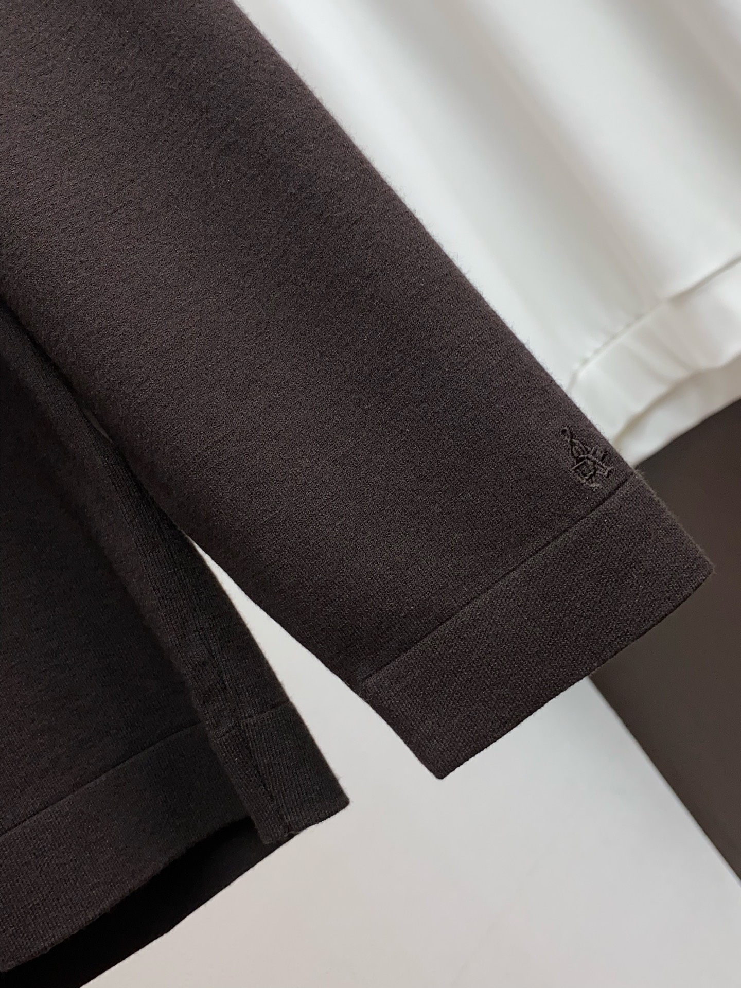 P195 普拉达 2025官网秋冬季最新款圆领毛衣，专柜同步在售爆款！特供天丝羊毛混纺面料.手感舒适.可直接接触皮肤，logo徽章精致刺绣标志，极为抢眼！细节凸显大牌时尚魅力.精致做工.立体裁剪风格.穿着效果无敌帅气！三标齐全！码数：M-4xL