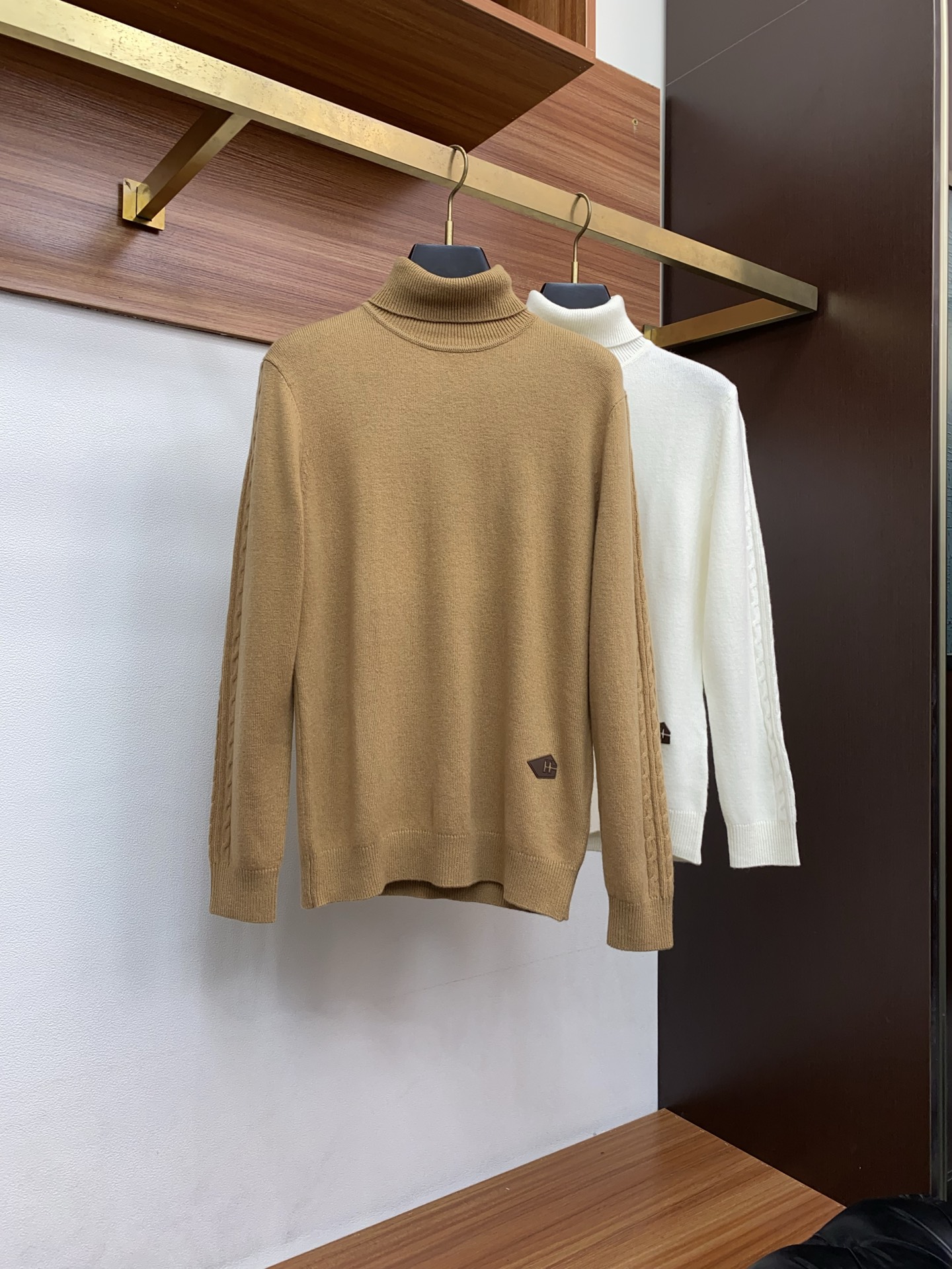 P275 爱马仕 2025官网秋冬季最新款高领毛衣，专柜同步在售爆款！羊绒面料.手感舒适.可直接接触皮肤，细节凸显大牌时尚魅力.精致做工.立体裁剪风格.穿着效果无敌帅气！三标齐全！码数：M-3xL