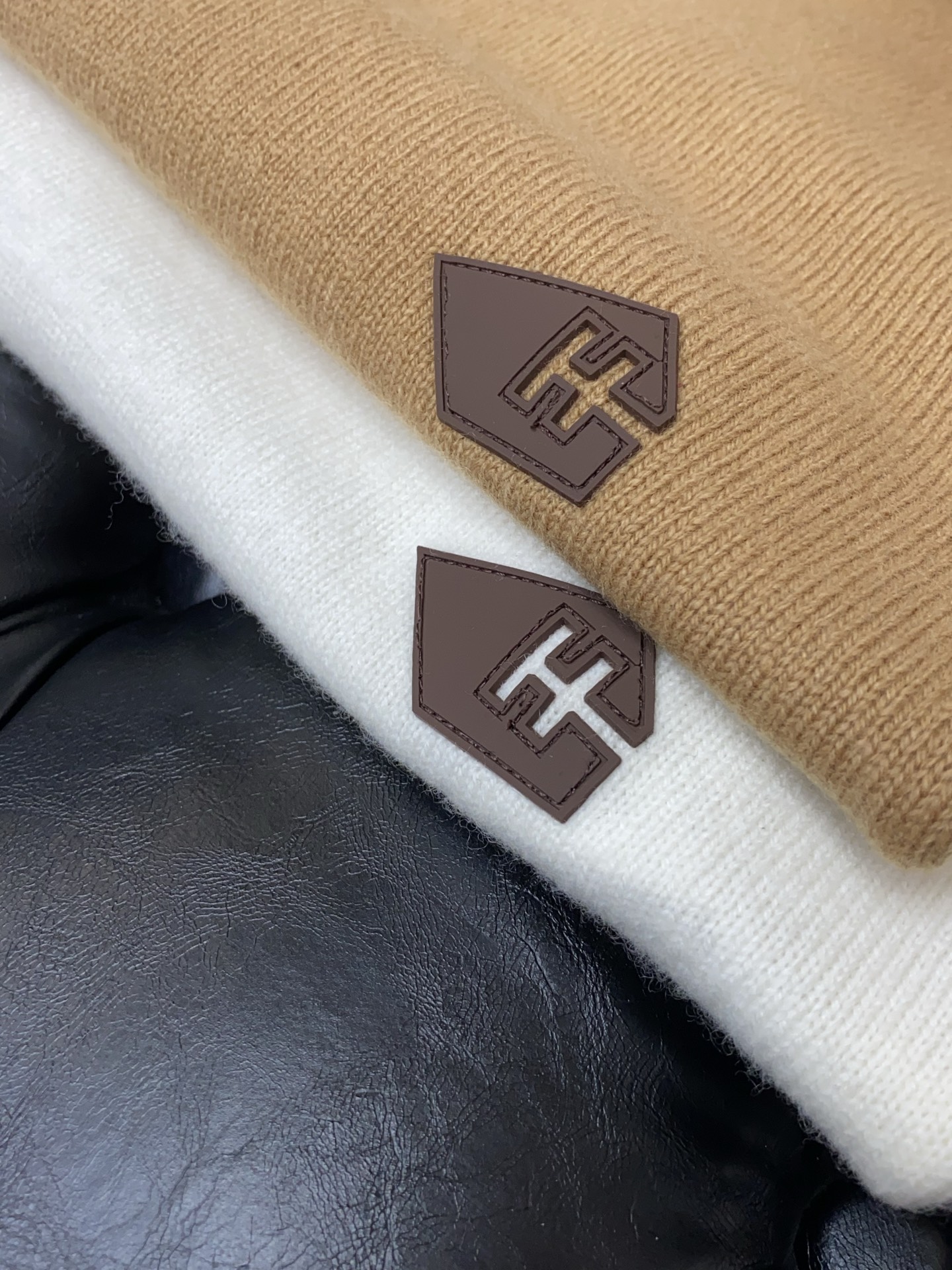 P275 爱马仕 2025官网秋冬季最新款高领毛衣，专柜同步在售爆款！羊绒面料.手感舒适.可直接接触皮肤，细节凸显大牌时尚魅力.精致做工.立体裁剪风格.穿着效果无敌帅气！三标齐全！码数：M-3xL