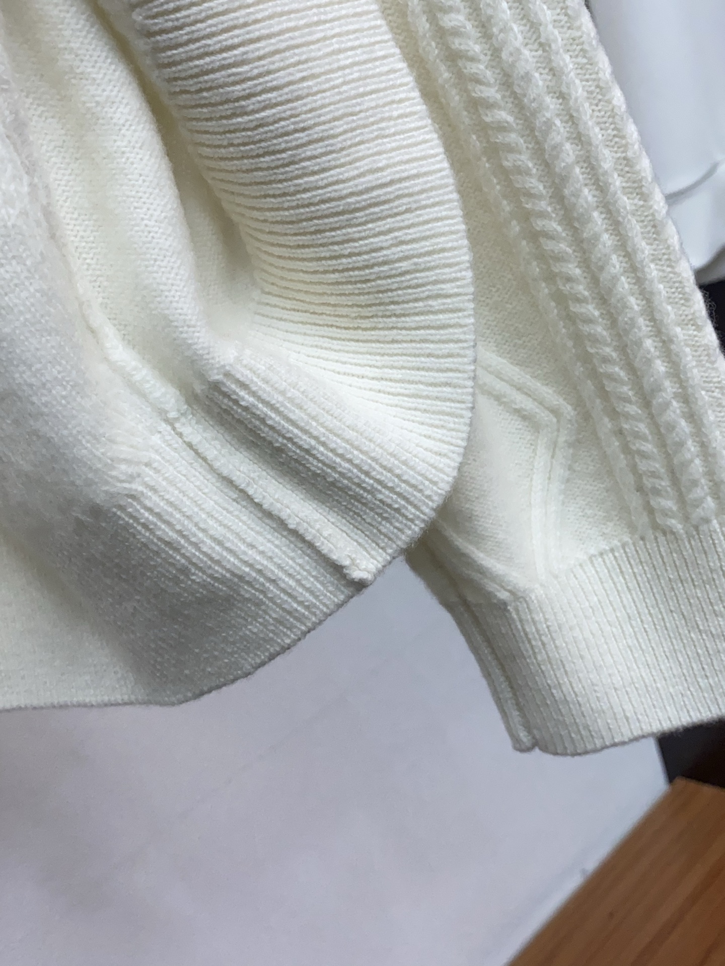 🌾 巴宝莉 2025官网秋冬季最新款圆领毛衣，专柜同步在售爆款！特供羊绒面料.手感舒适.可直接接触皮肤，