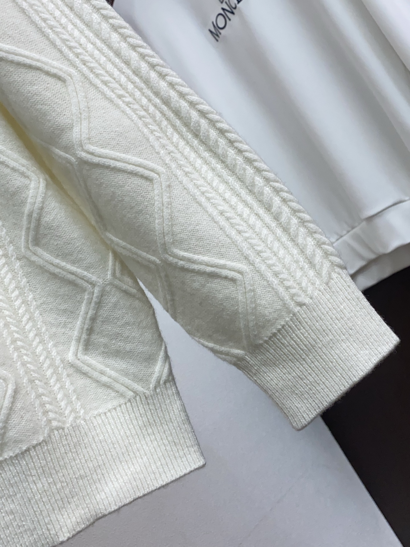 🌾 巴宝莉 2025官网秋冬季最新款圆领毛衣，专柜同步在售爆款！特供羊绒面料.手感舒适.可直接接触皮肤，