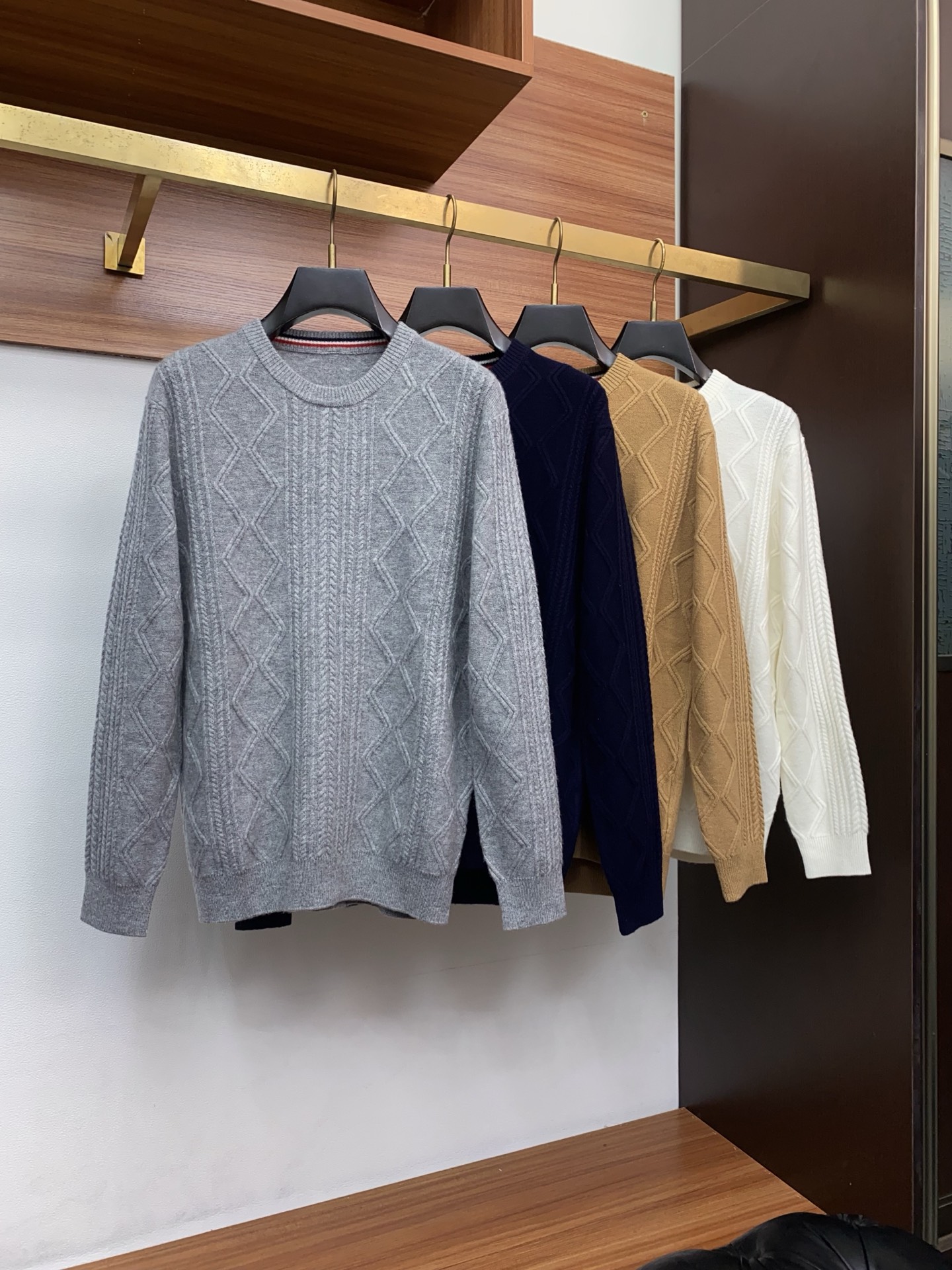 🌾 巴宝莉 2025官网秋冬季最新款圆领毛衣，专柜同步在售爆款！特供羊绒面料.手感舒适.可直接接触皮肤，