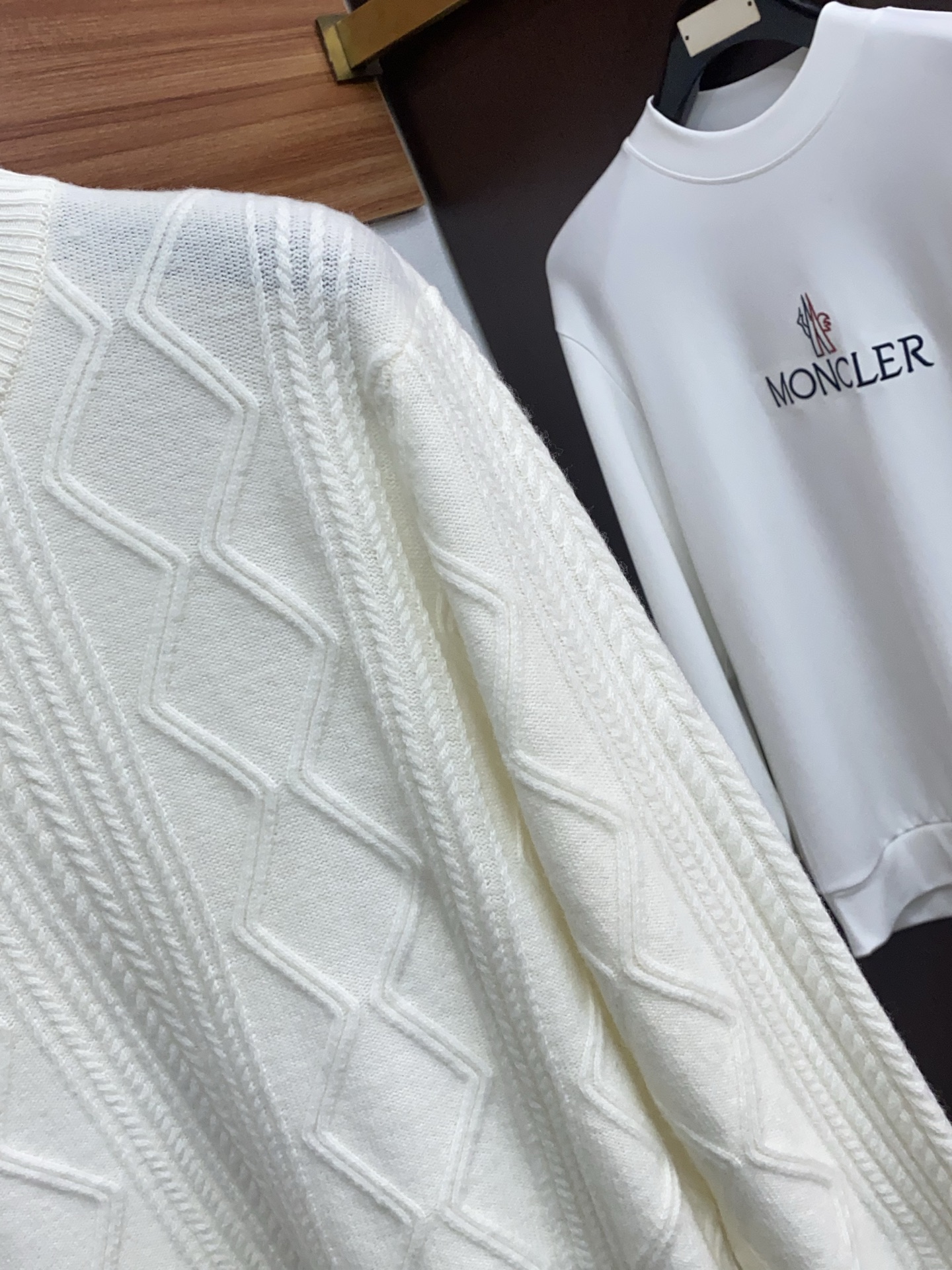 🌾 巴宝莉 2025官网秋冬季最新款圆领毛衣，专柜同步在售爆款！特供羊绒面料.手感舒适.可直接接触皮肤，