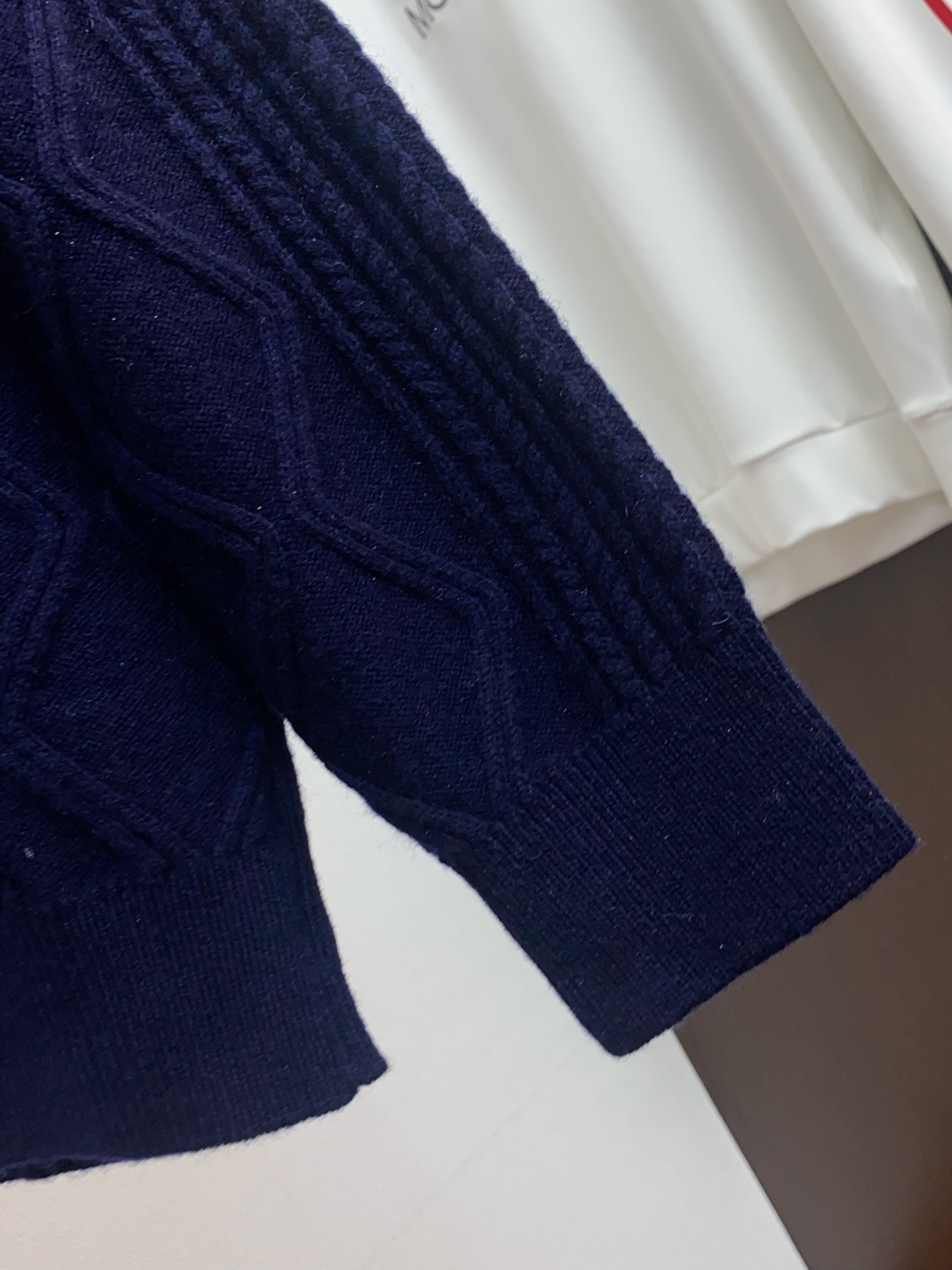 🌾 巴宝莉 2025官网秋冬季最新款圆领毛衣，专柜同步在售爆款！特供羊绒面料.手感舒适.可直接接触皮肤，