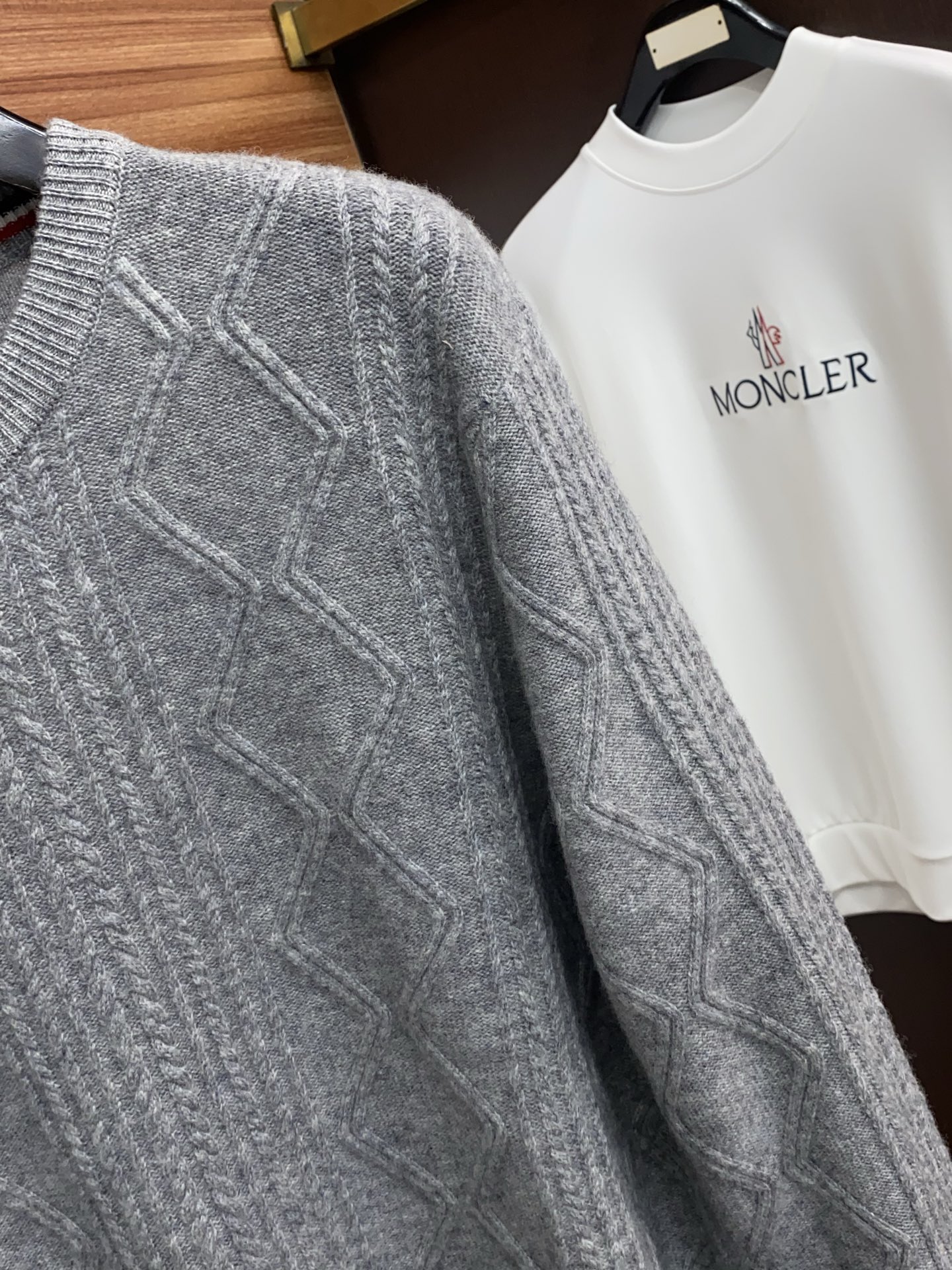 🌾 巴宝莉 2025官网秋冬季最新款圆领毛衣，专柜同步在售爆款！特供羊绒面料.手感舒适.可直接接触皮肤，