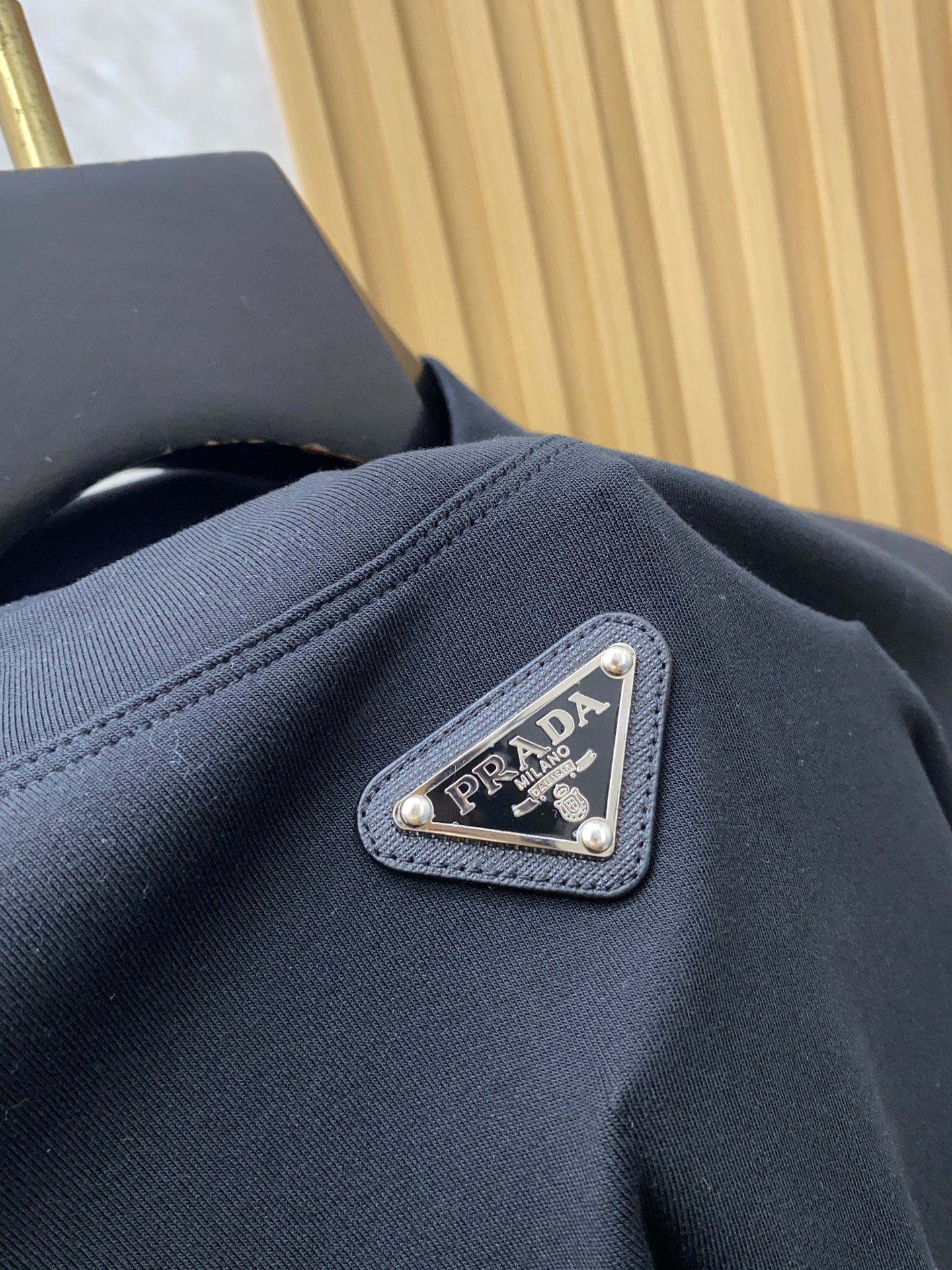 普拉达 2025 秋冬AW新品，时尚休闲打底加厚长袖卫衣专柜同步有售，进口加厚莫戴尔长绒棉拉绒面料，工艺