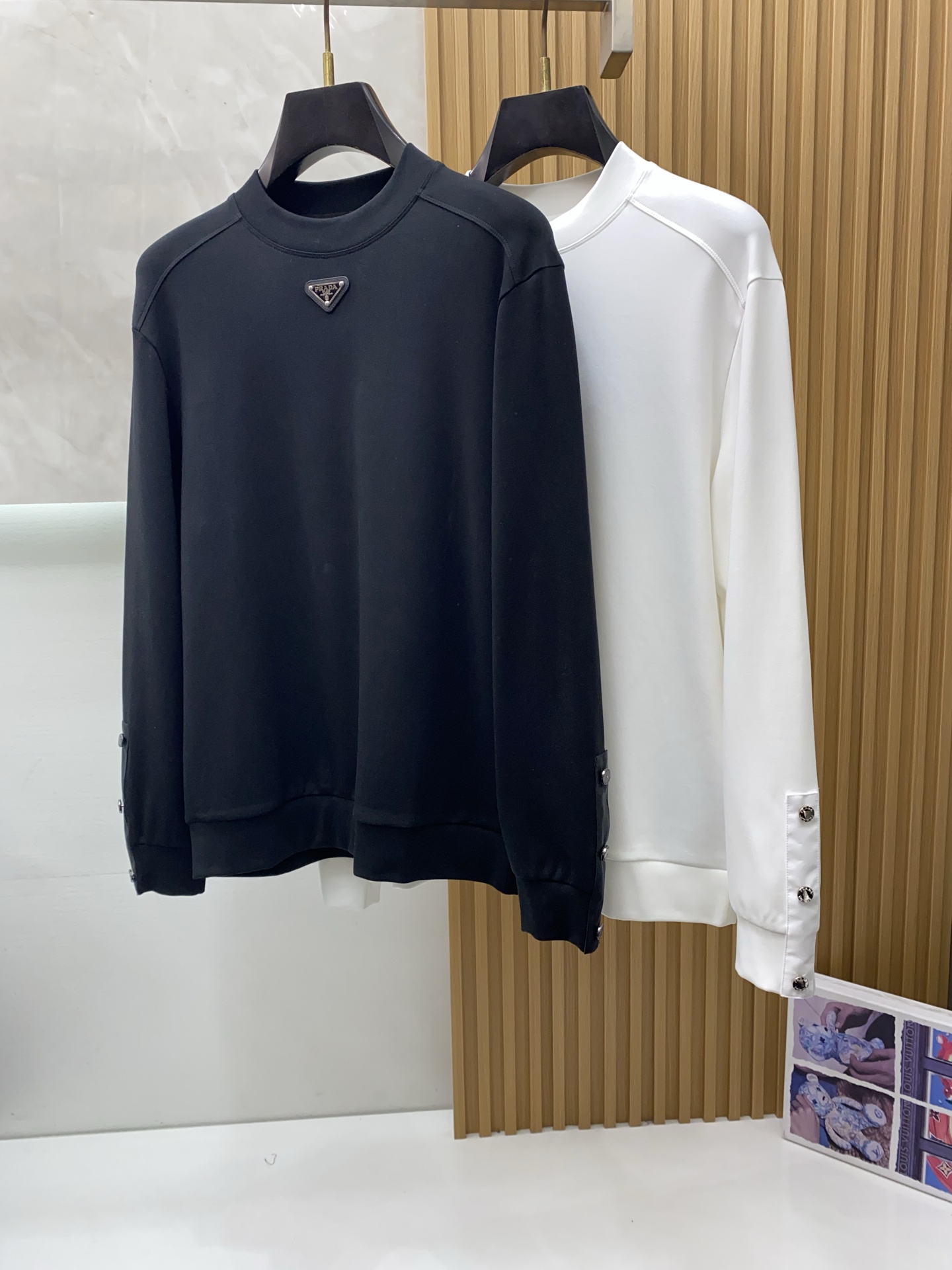 普拉达 2025 秋冬AW新品，时尚休闲打底加厚长袖卫衣专柜同步有售，进口加厚莫戴尔长绒棉拉绒面料，工艺