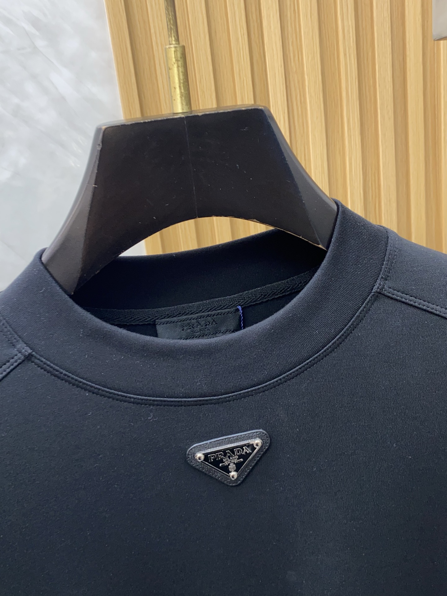 普拉达 2025 秋冬AW新品，时尚休闲打底加厚长袖卫衣专柜同步有售，进口加厚莫戴尔长绒棉拉绒面料，工艺