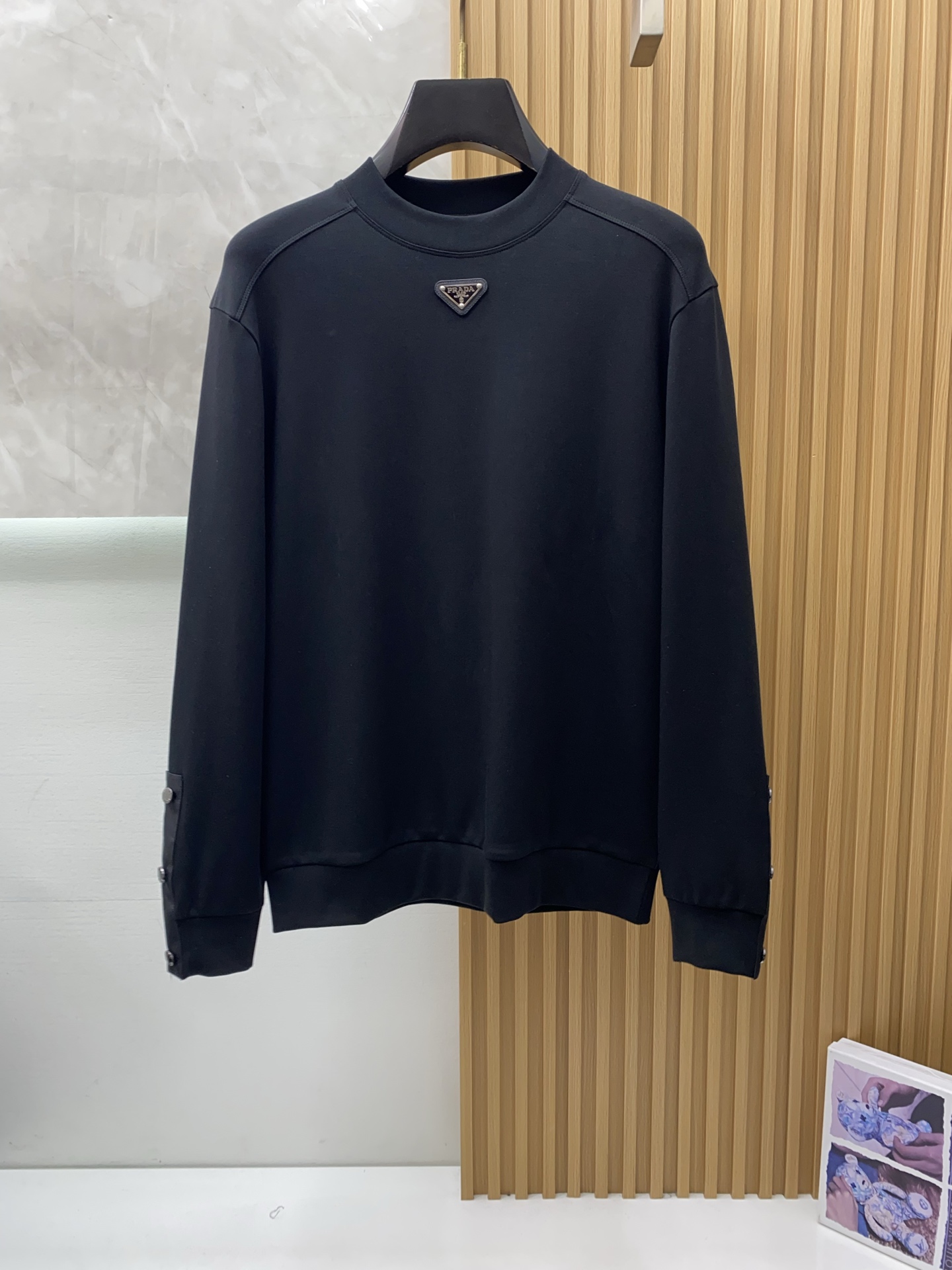 普拉达 2025 秋冬AW新品，时尚休闲打底加厚长袖卫衣专柜同步有售，进口加厚莫戴尔长绒棉拉绒面料，工艺