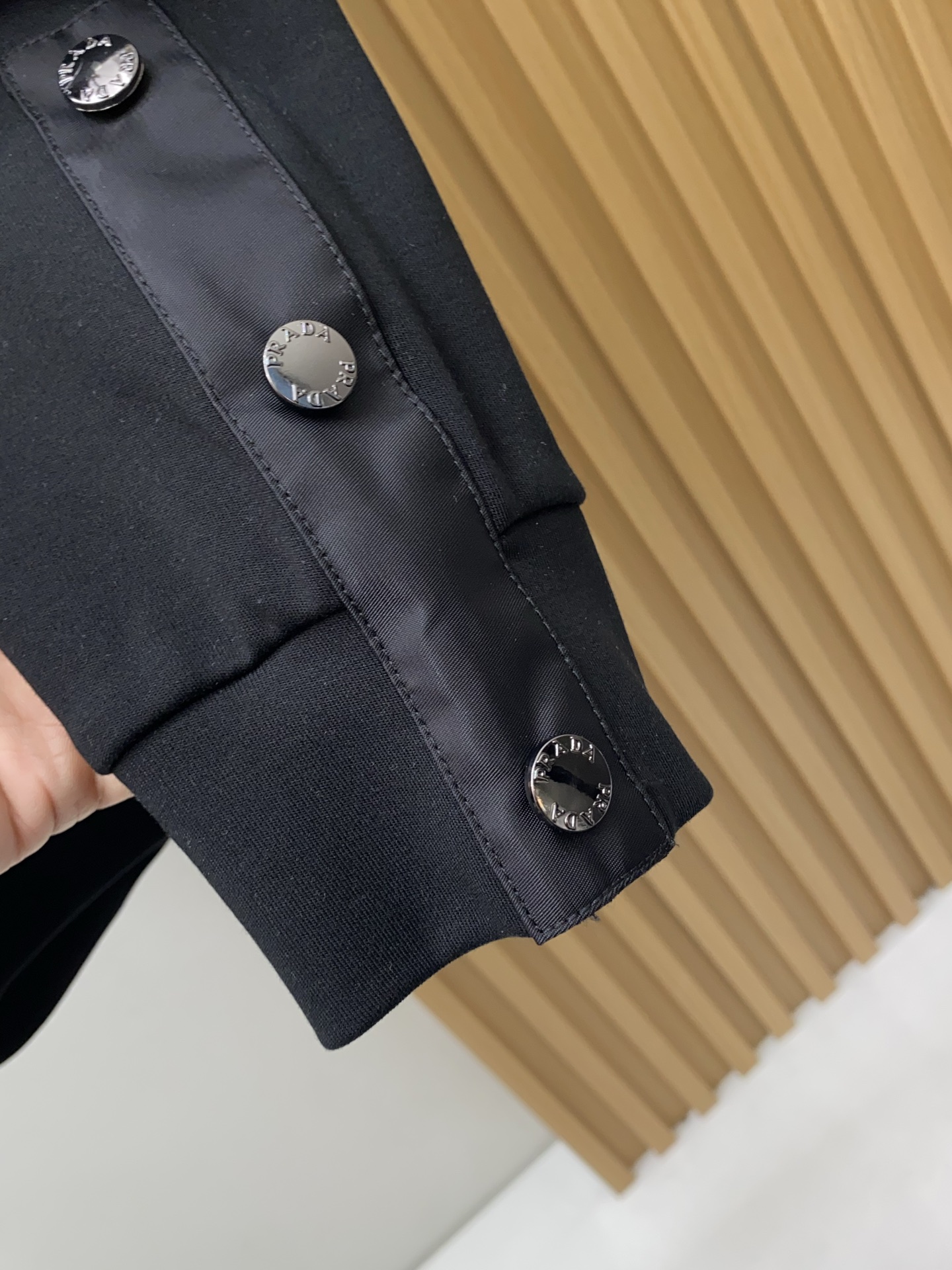 普拉达 2025 秋冬AW新品，时尚休闲打底加厚长袖卫衣专柜同步有售，进口加厚莫戴尔长绒棉拉绒面料，工艺