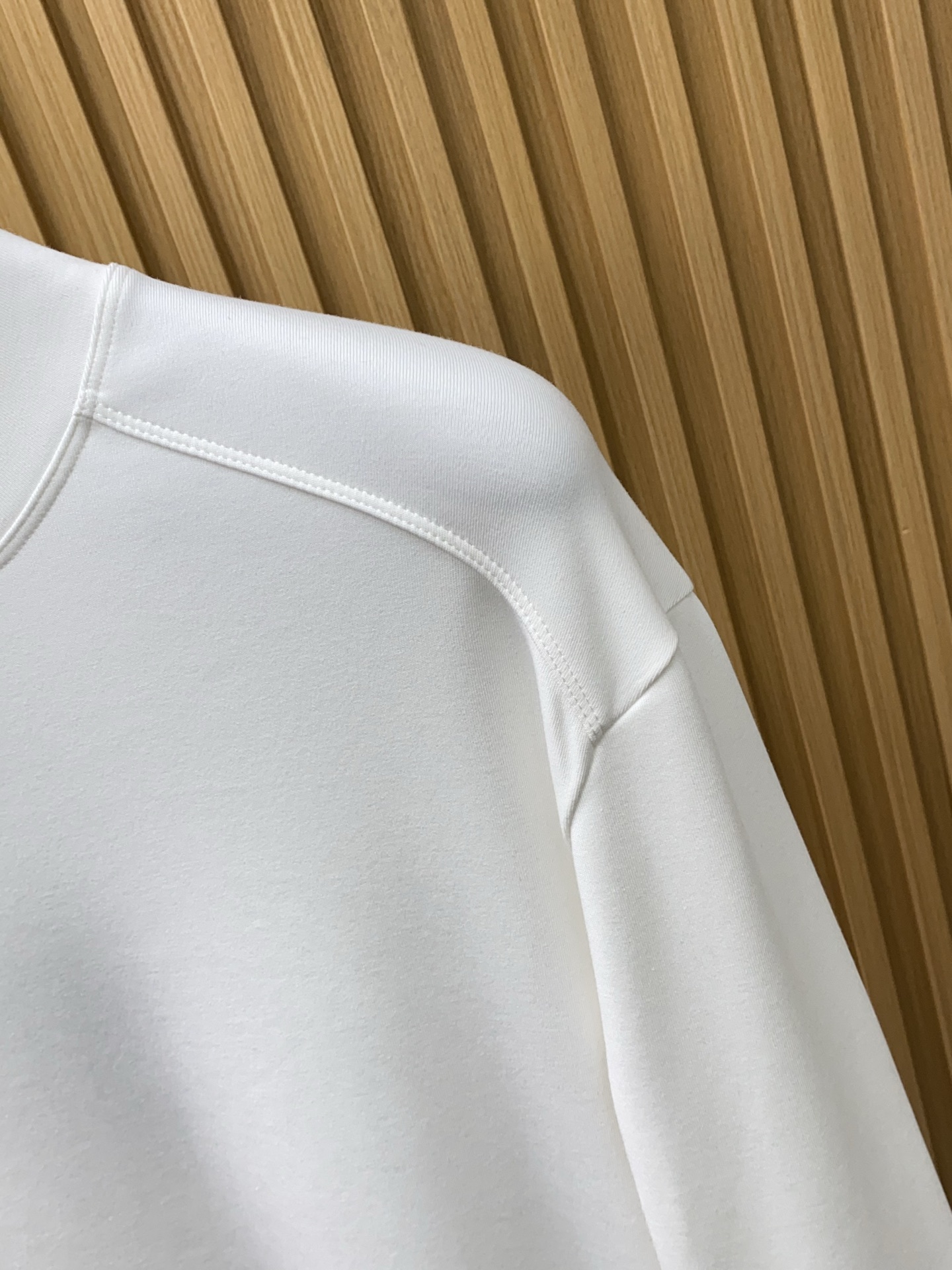 普拉达 2025 秋冬AW新品，时尚休闲打底加厚长袖卫衣专柜同步有售，进口加厚莫戴尔长绒棉拉绒面料，工艺