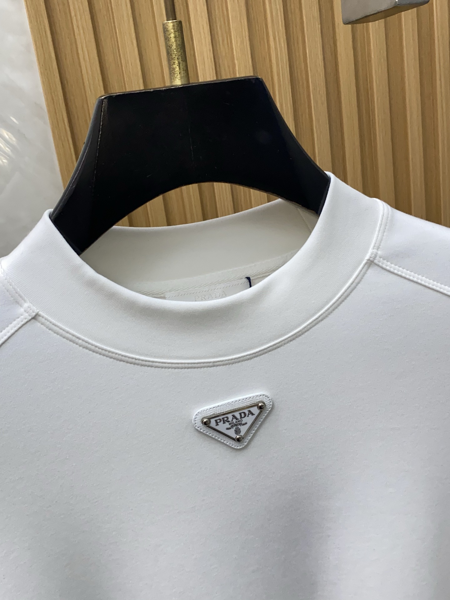 普拉达 2025 秋冬AW新品，时尚休闲打底加厚长袖卫衣专柜同步有售，进口加厚莫戴尔长绒棉拉绒面料，工艺